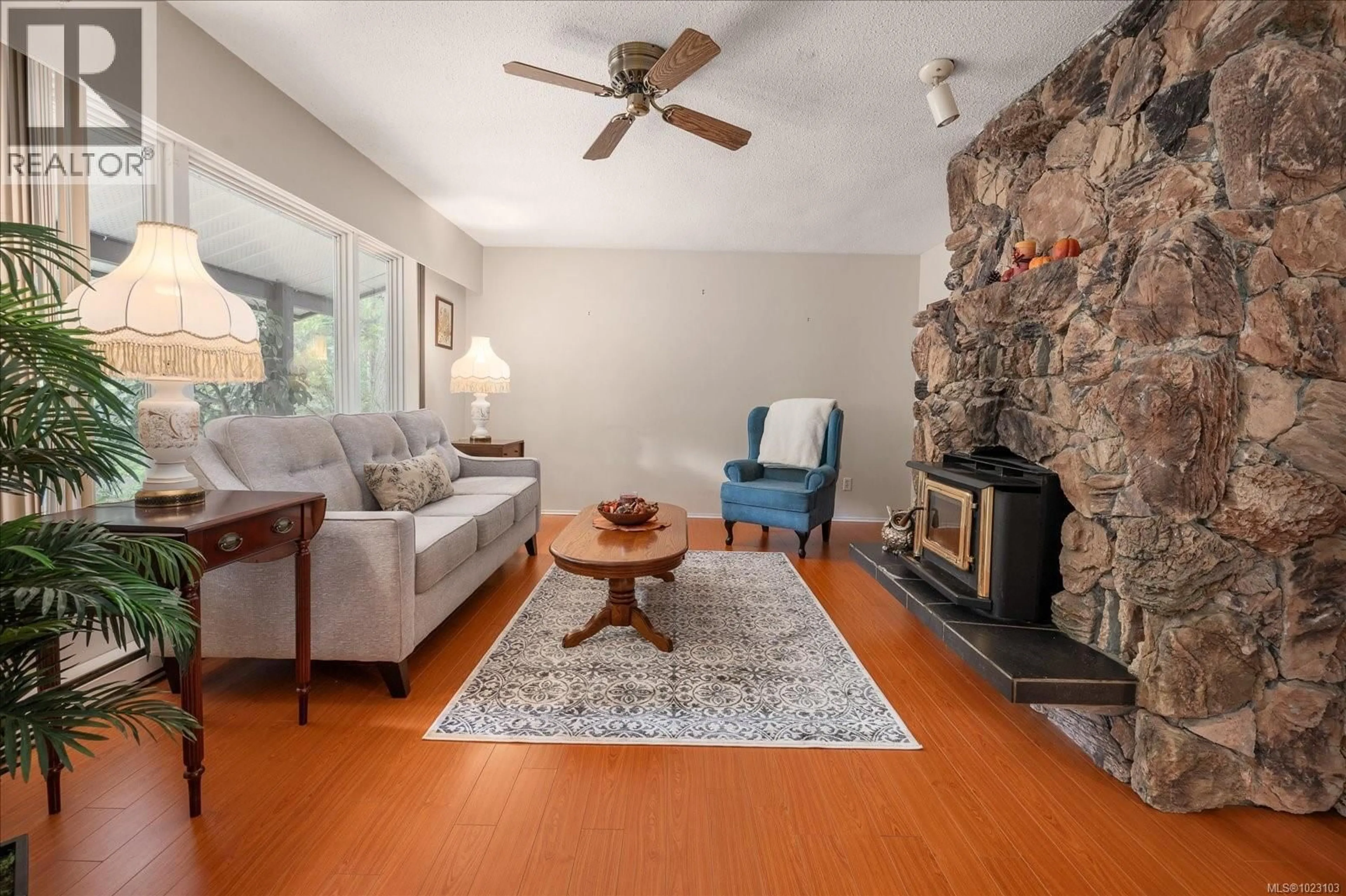 Living room with furniture, unknown for 6650 GREEN ACRES WAY, Nanaimo British Columbia V9T5R9