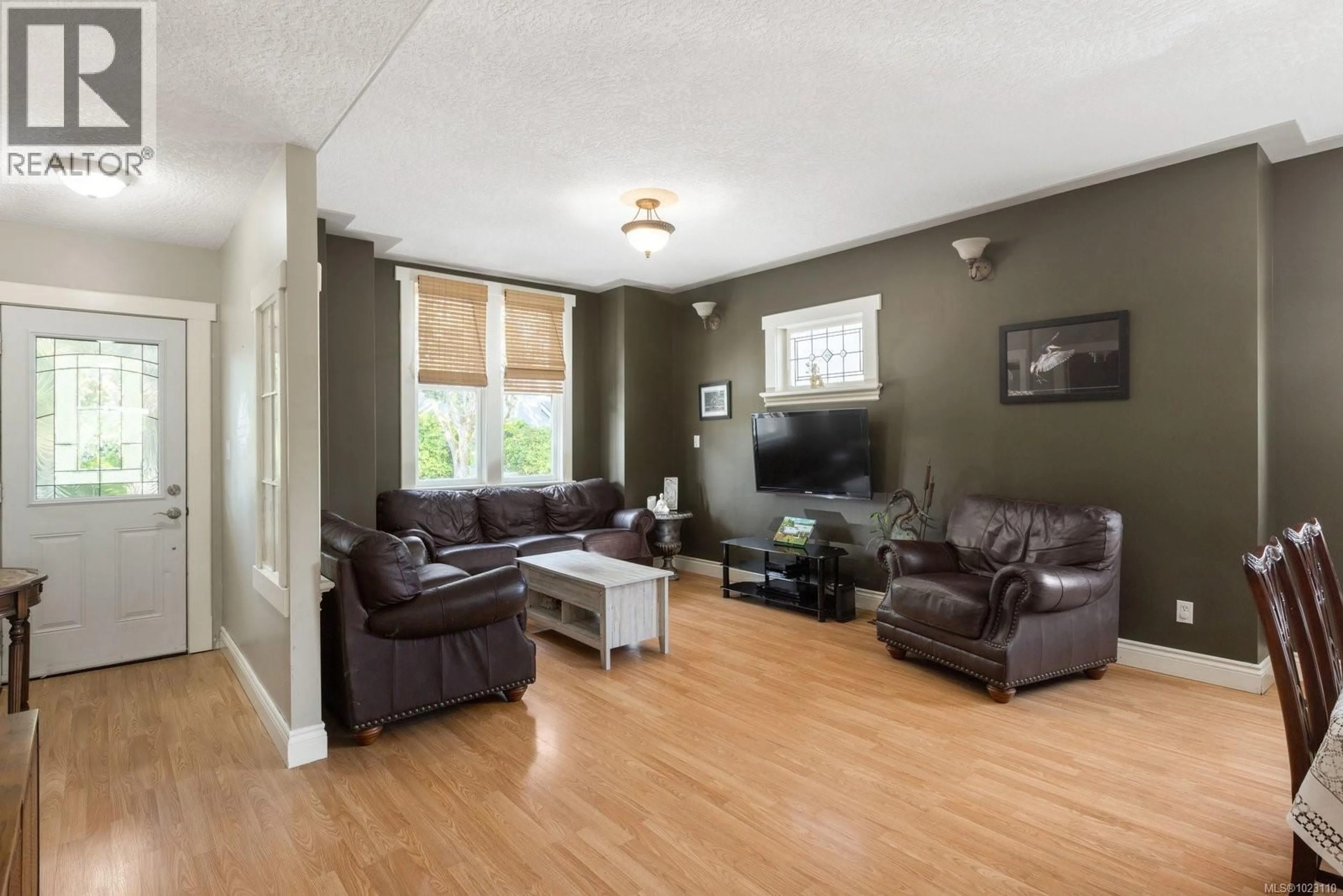 Living room with furniture, wood/laminate floor for 2393 EASTDOWNE ROAD, Oak Bay British Columbia V8R5P6