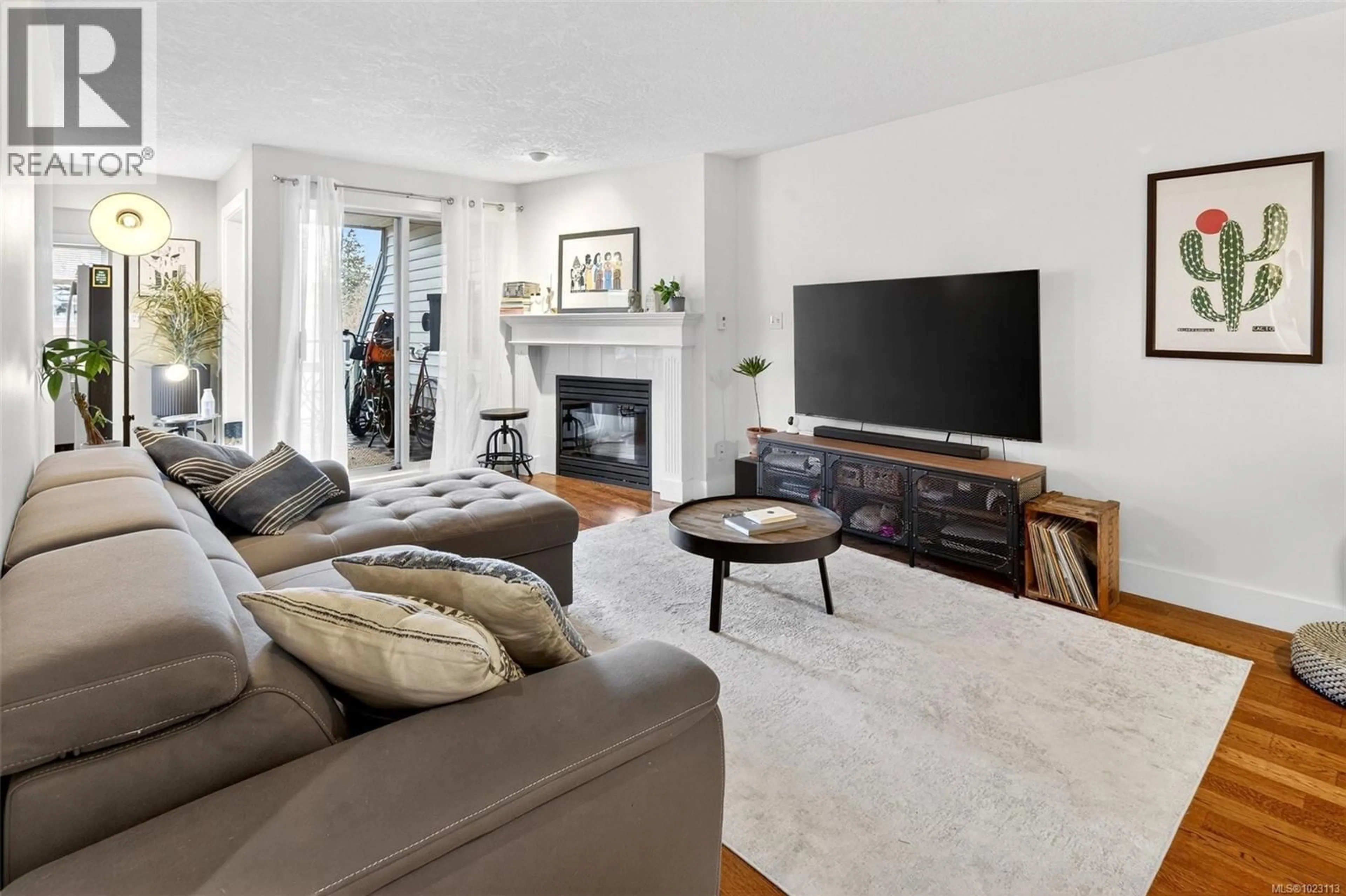 Living room with furniture, unknown for 412 - 894 VERNON AVENUE, Saanich British Columbia V8X2W6