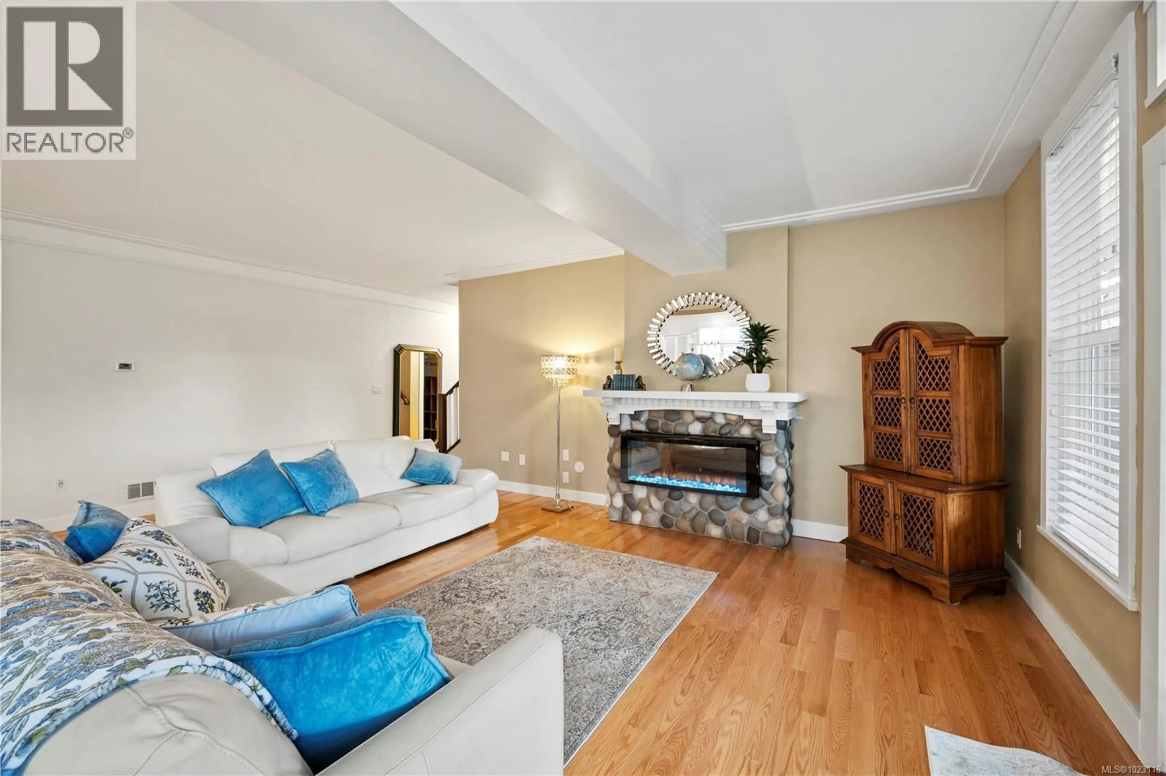 Living room with furniture, unknown for 4937 EAGLE VIEW LANE, Saanich British Columbia V8Y3J9