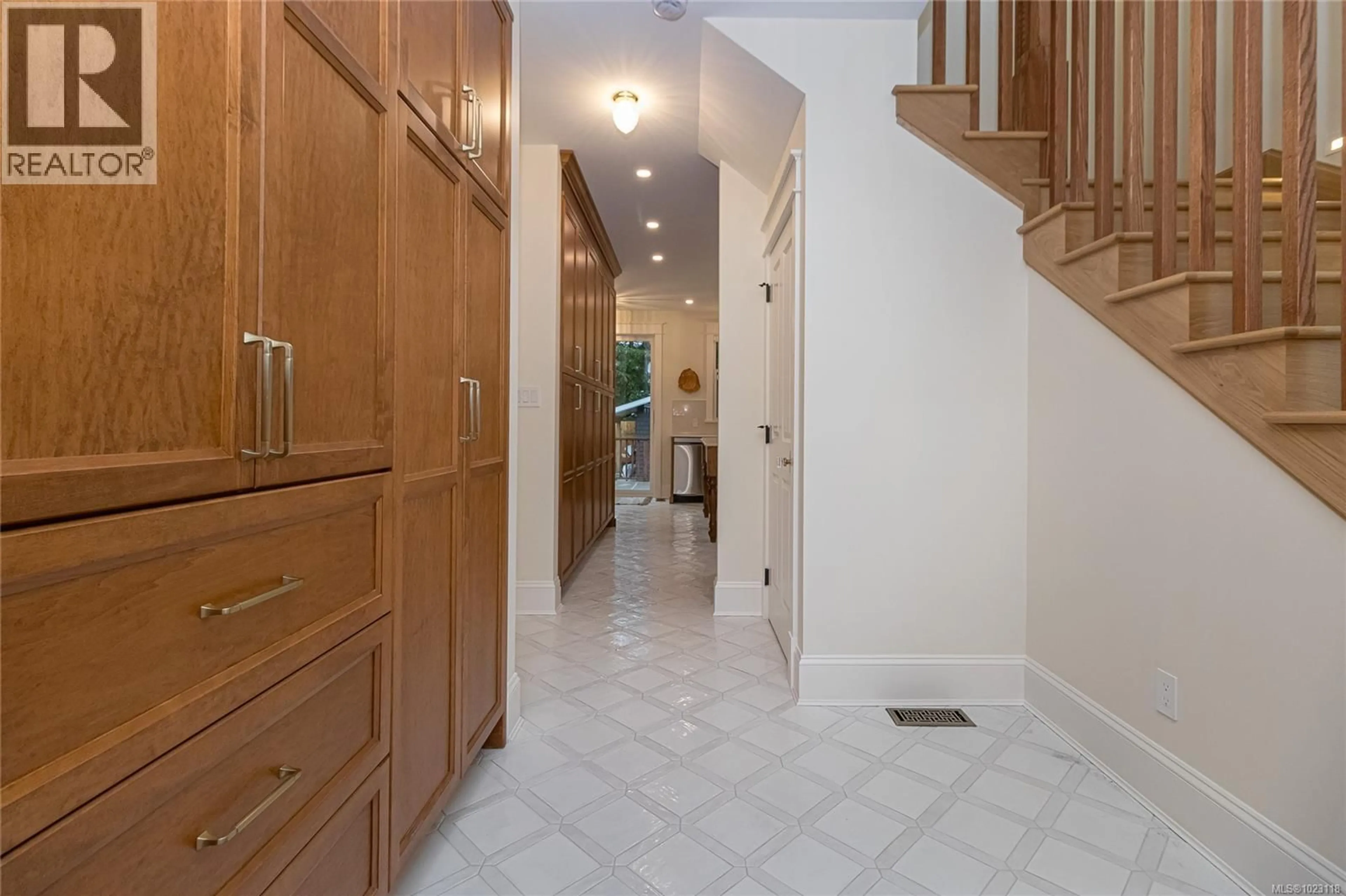 Unknown for 2614 AVEBURY AVENUE, Victoria British Columbia V8R3W2