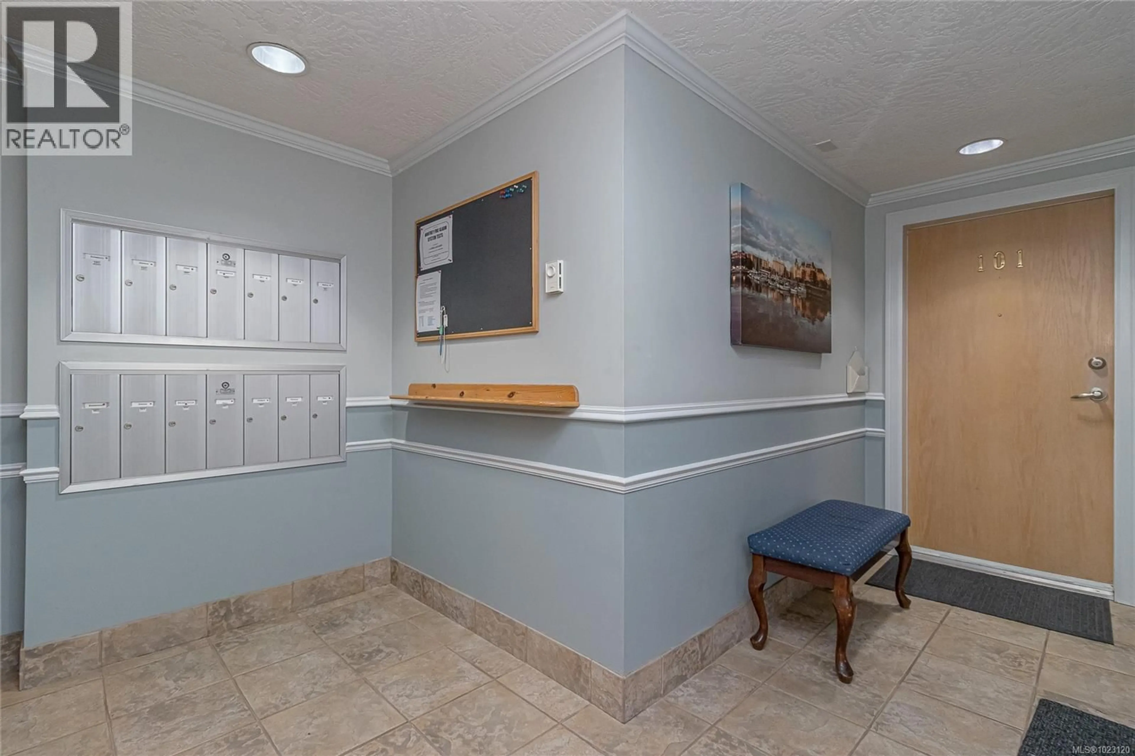 Indoor foyer for 404 - 9975 FIFTH STREET, Sidney British Columbia V8L2X6