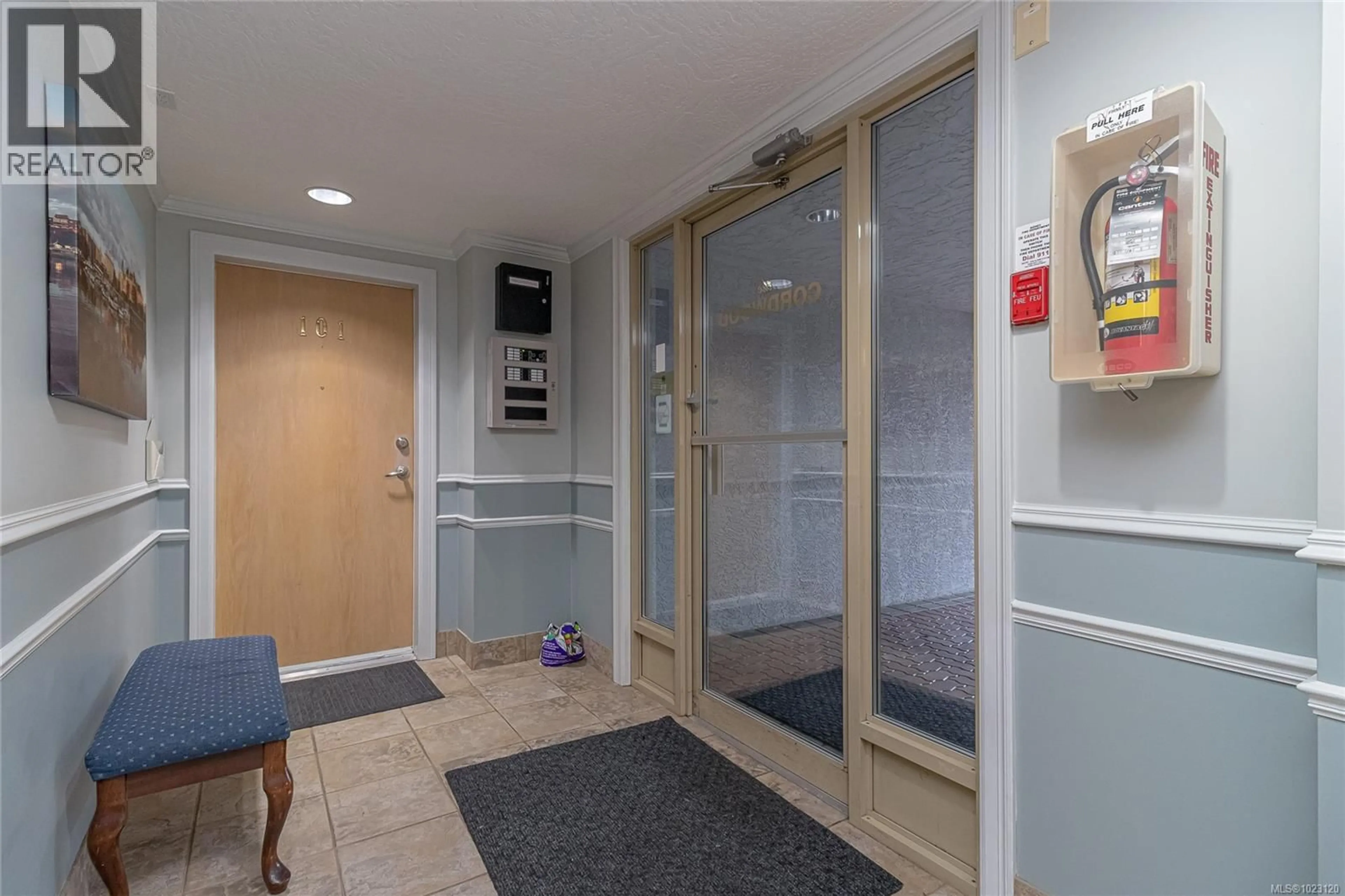 Indoor foyer for 404 - 9975 FIFTH STREET, Sidney British Columbia V8L2X6