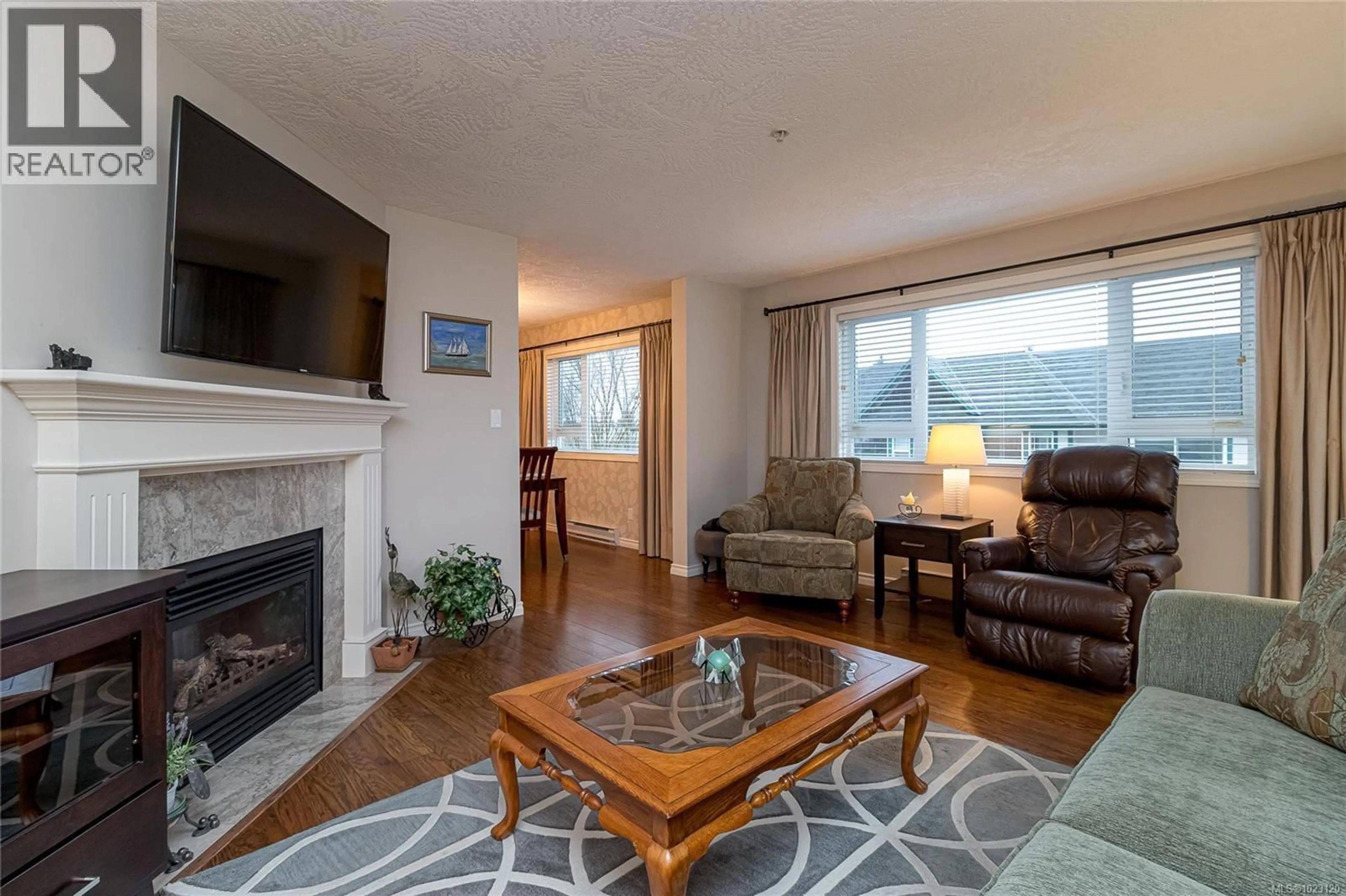 Living room with furniture, wood/laminate floor for 404 - 9975 FIFTH STREET, Sidney British Columbia V8L2X6