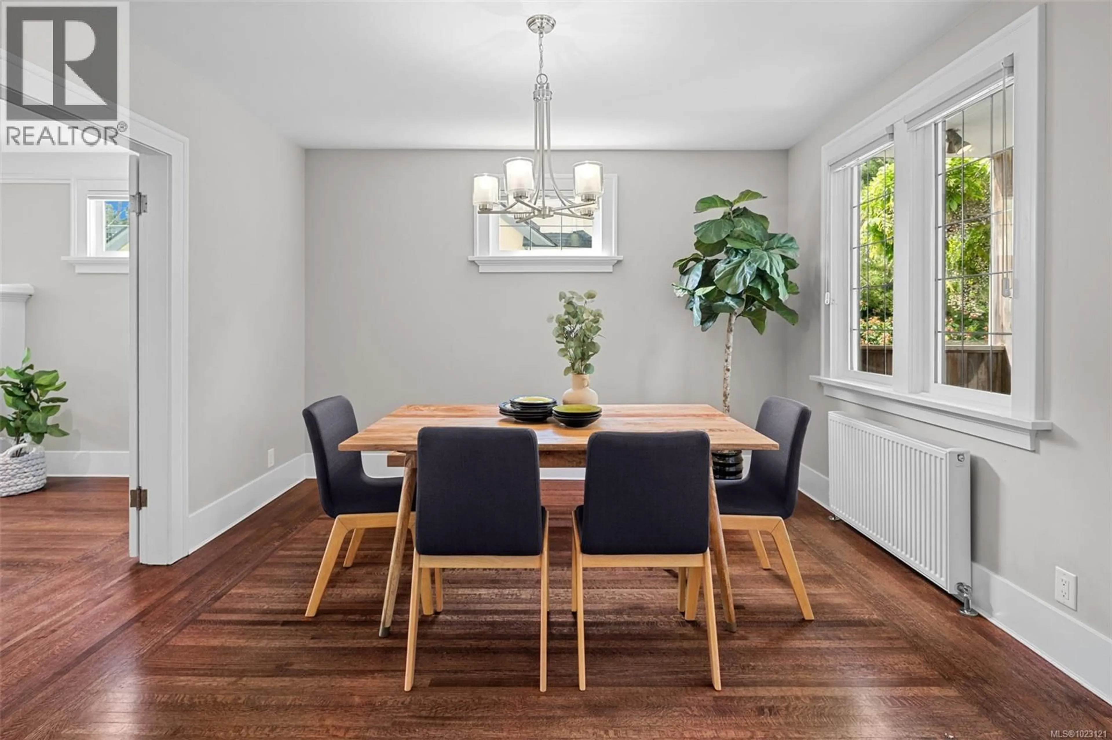 Dining room, wood/laminate floor for 750 ISLAND ROAD, Oak Bay British Columbia V8S2T9