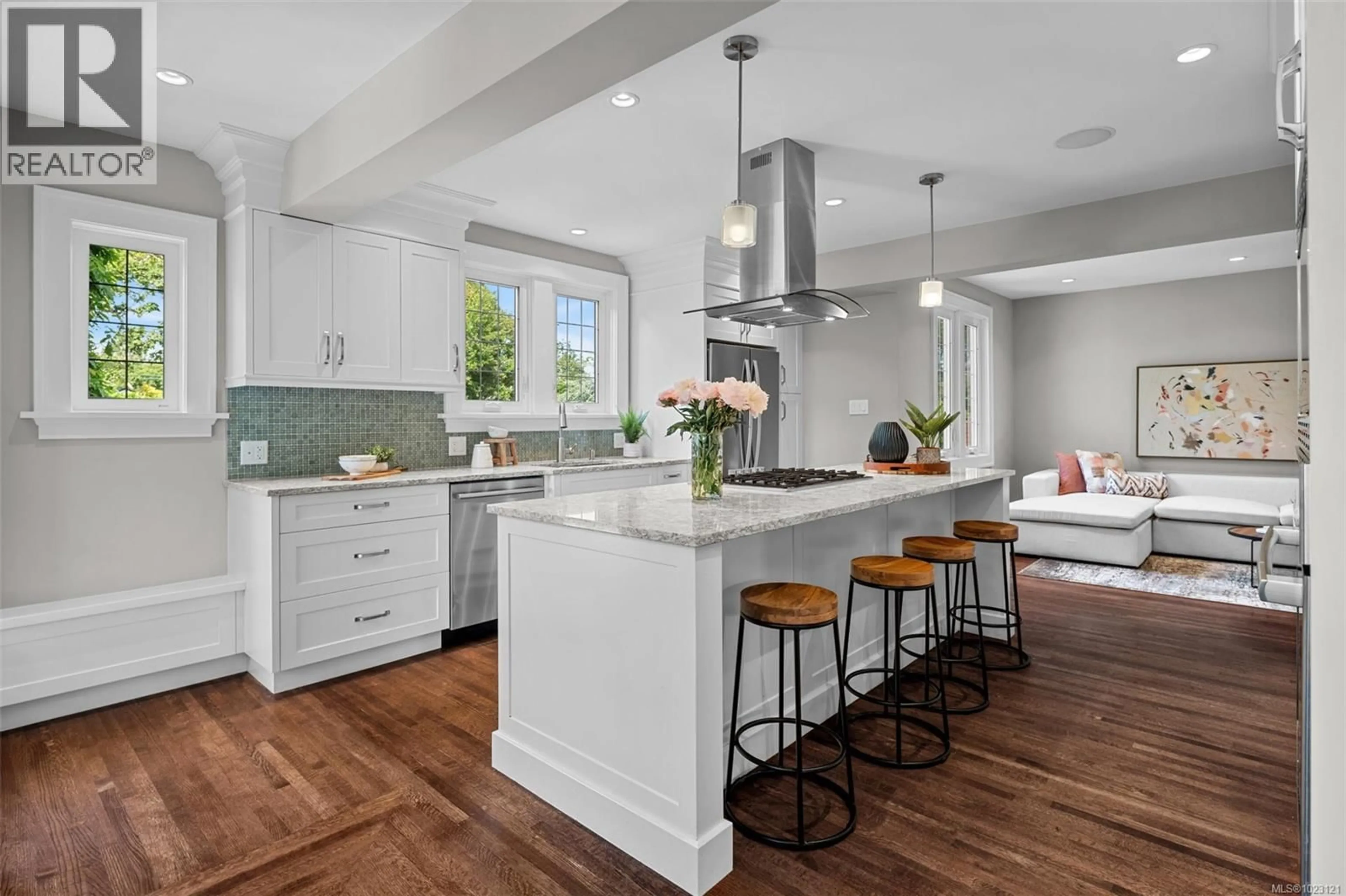 Open concept kitchen, ceramic/tile floor for 750 ISLAND ROAD, Oak Bay British Columbia V8S2T9