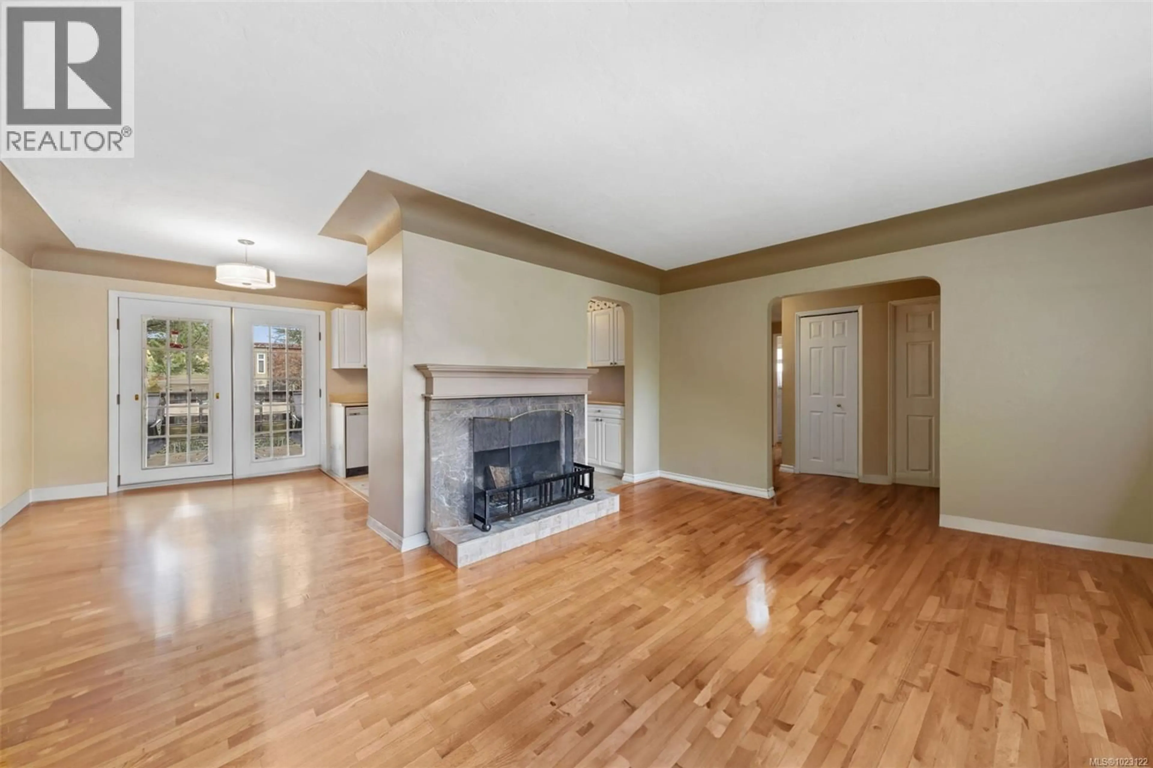 Living room with furniture, wood/laminate floor for 120 KAMLOOPS AVENUE, Saanich British Columbia V8Z1W3