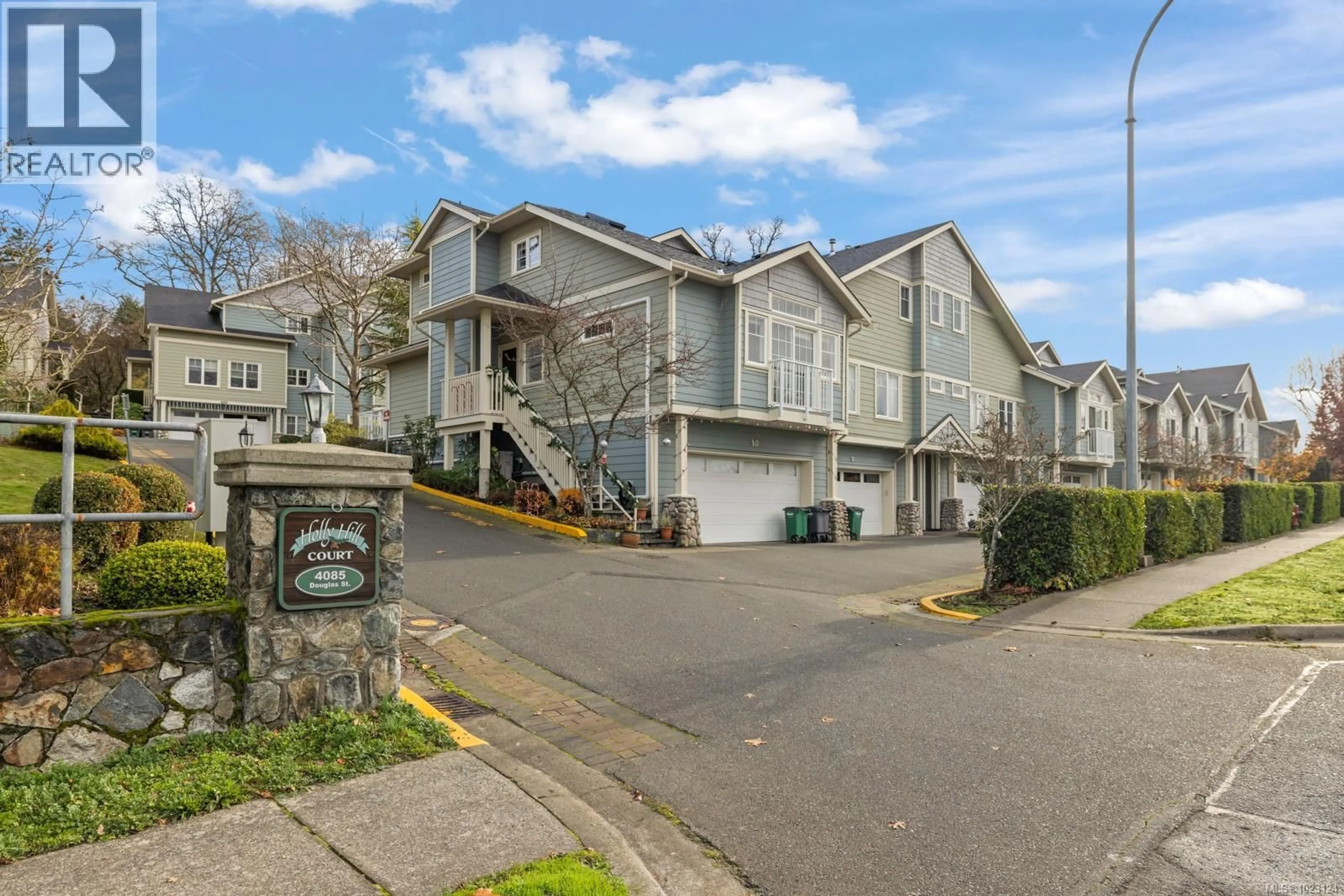 A pic from outside/outdoor area/front of a property/back of a property/a pic from drone, street for 5 - 4079 DOUGLAS STREET, Saanich British Columbia V8X5M4