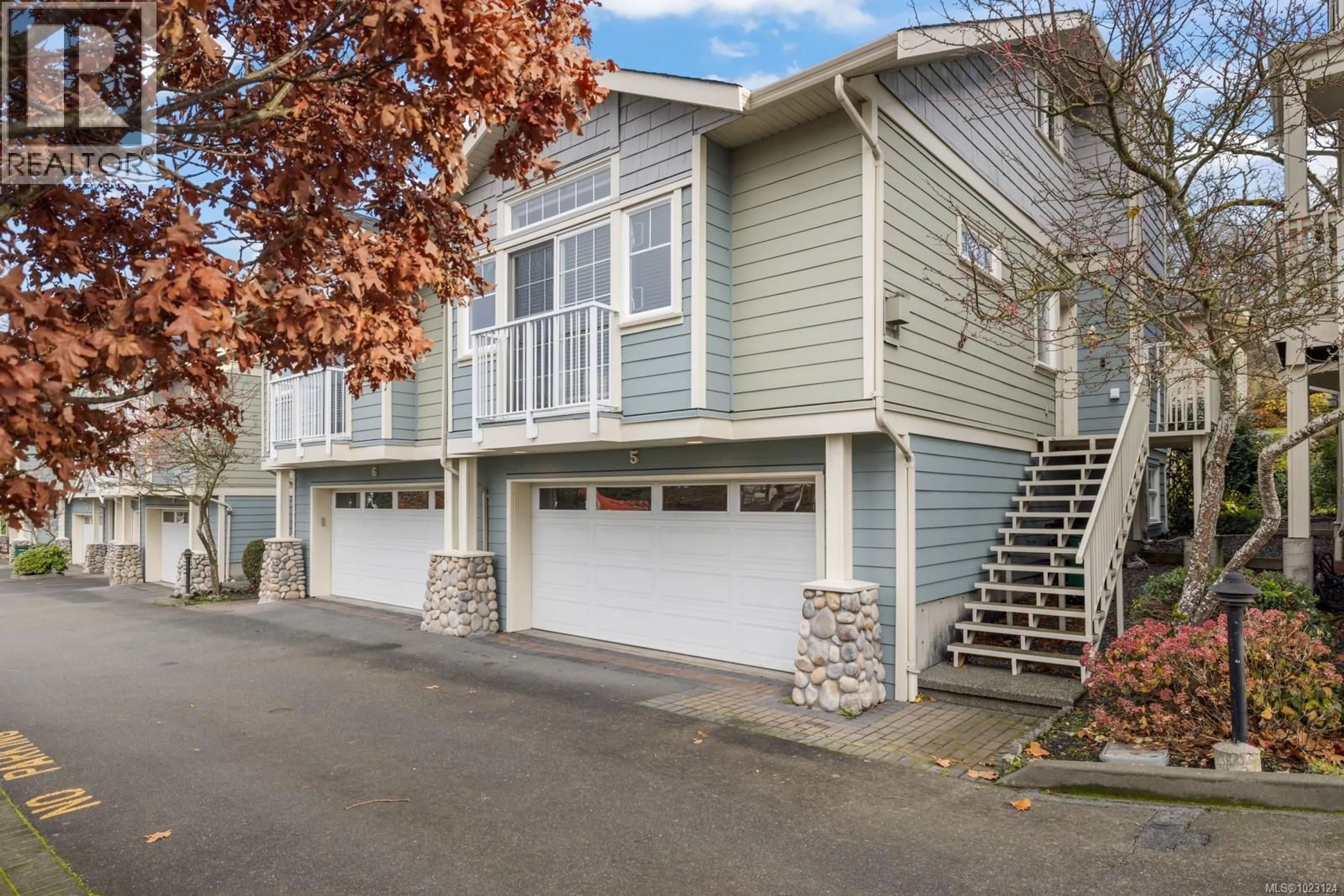 Home with vinyl exterior material, street for 5 - 4079 DOUGLAS STREET, Saanich British Columbia V8X5M4
