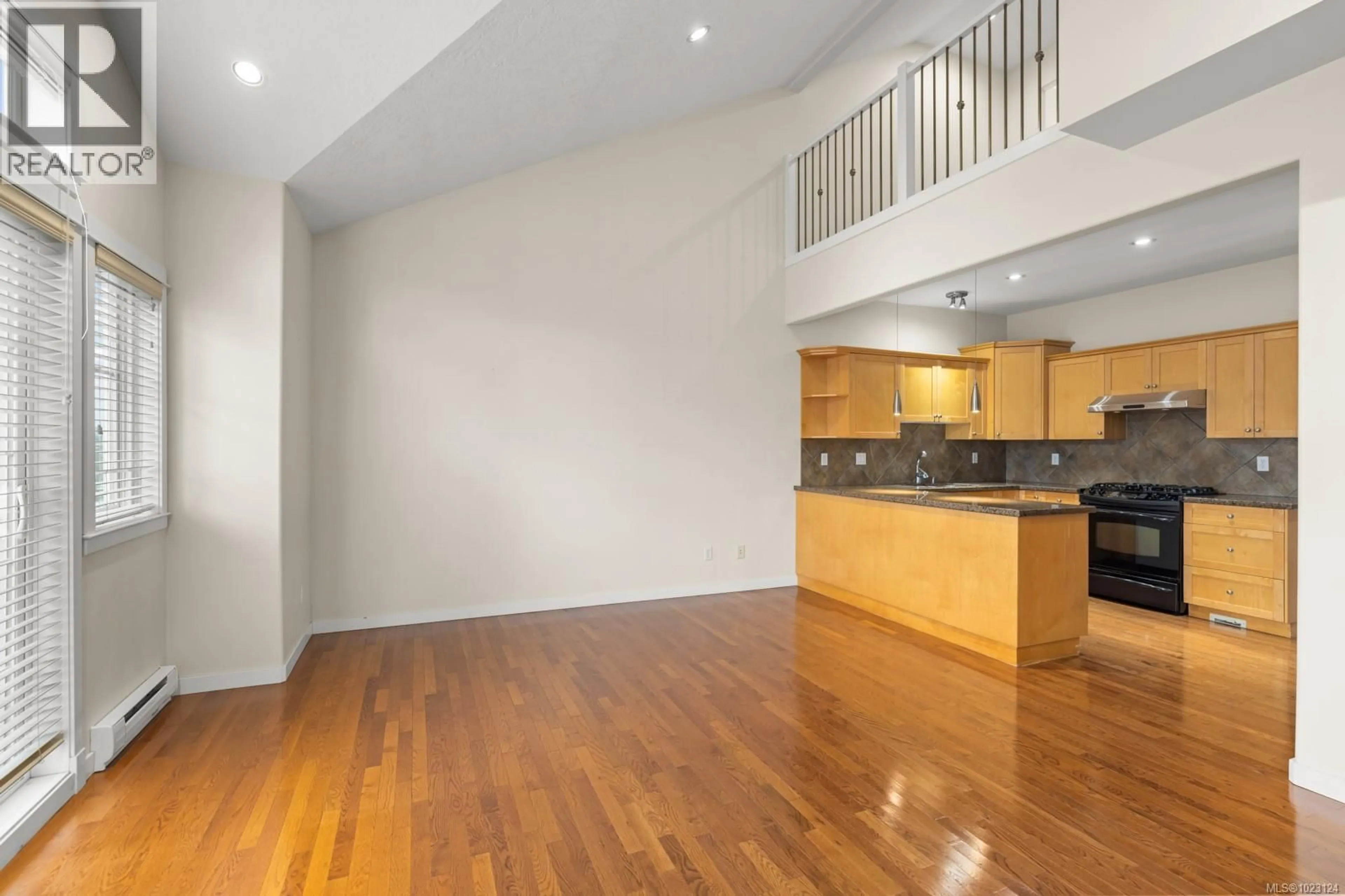 Unknown for 5 - 4079 DOUGLAS STREET, Saanich British Columbia V8X5M4