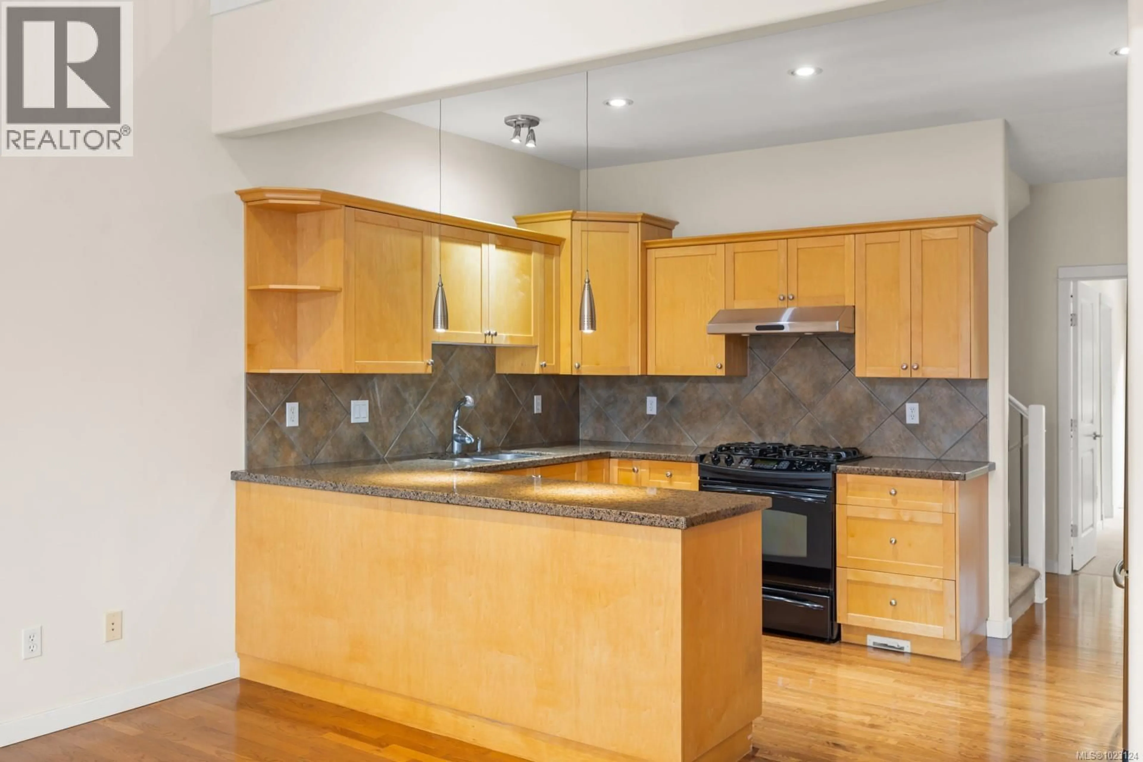 Standard kitchen, wood/laminate floor for 5 - 4079 DOUGLAS STREET, Saanich British Columbia V8X5M4