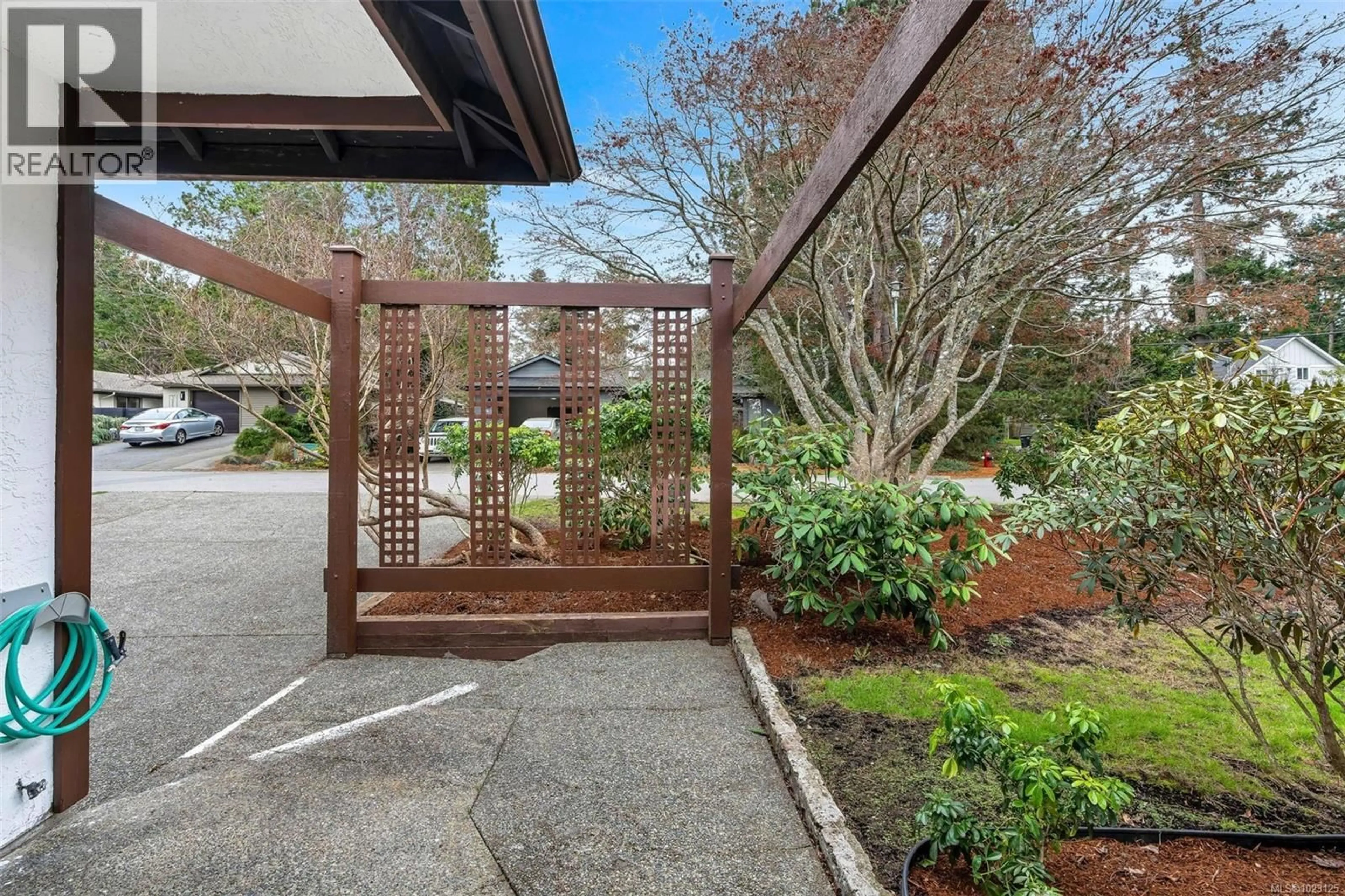 Unknown for 3950 BURCHETT PLACE, Saanich British Columbia V8N6C2