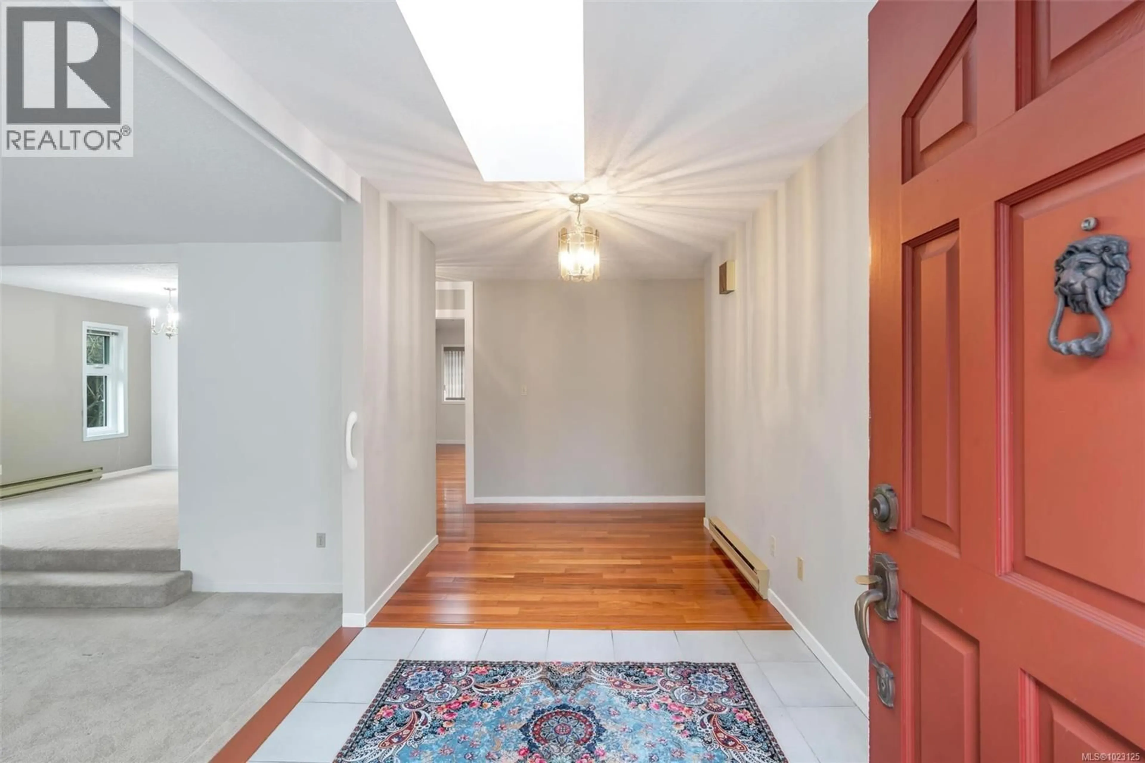 Indoor foyer for 3950 BURCHETT PLACE, Saanich British Columbia V8N6C2