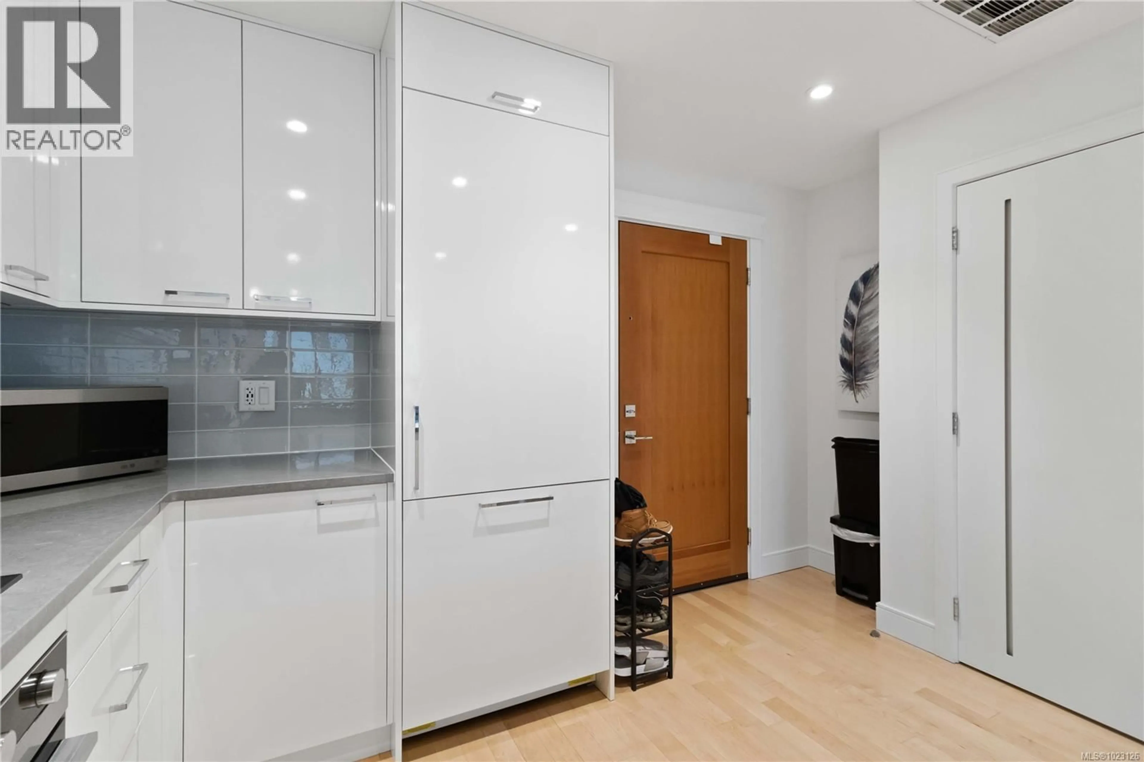 Unknown for 204 - 916 LYALL STREET, Esquimalt British Columbia V9A5E6