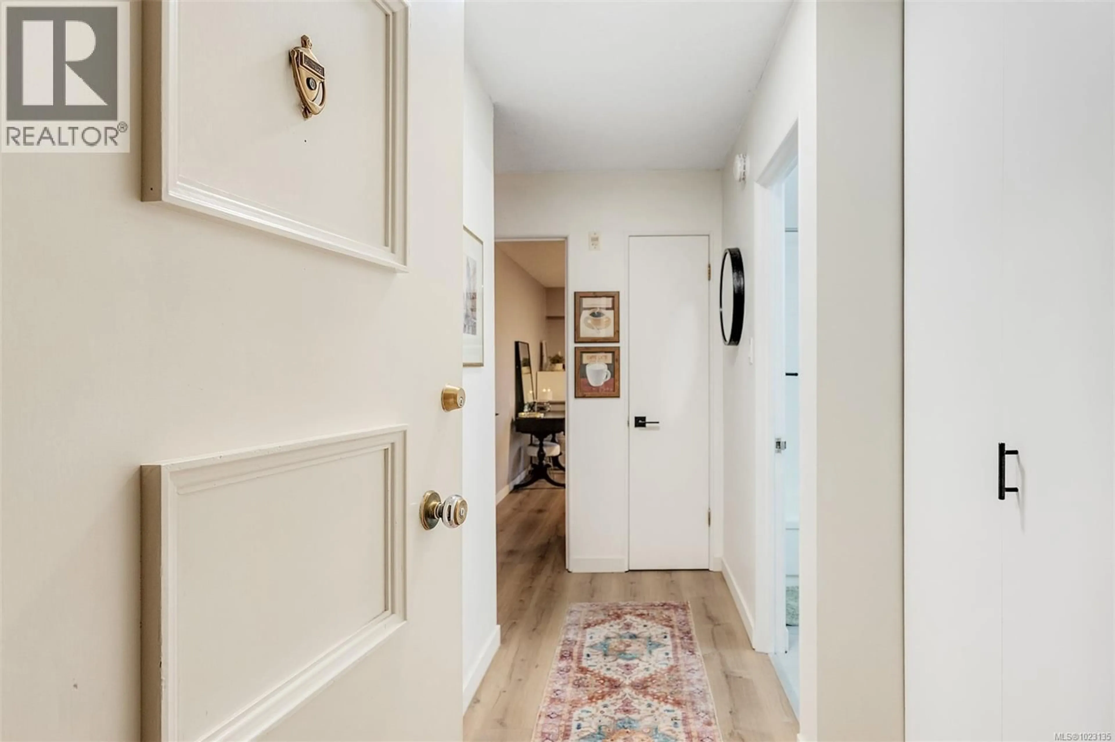 Indoor entryway for 209 - 1680 POPLAR AVENUE, Saanich British Columbia V8P4K7