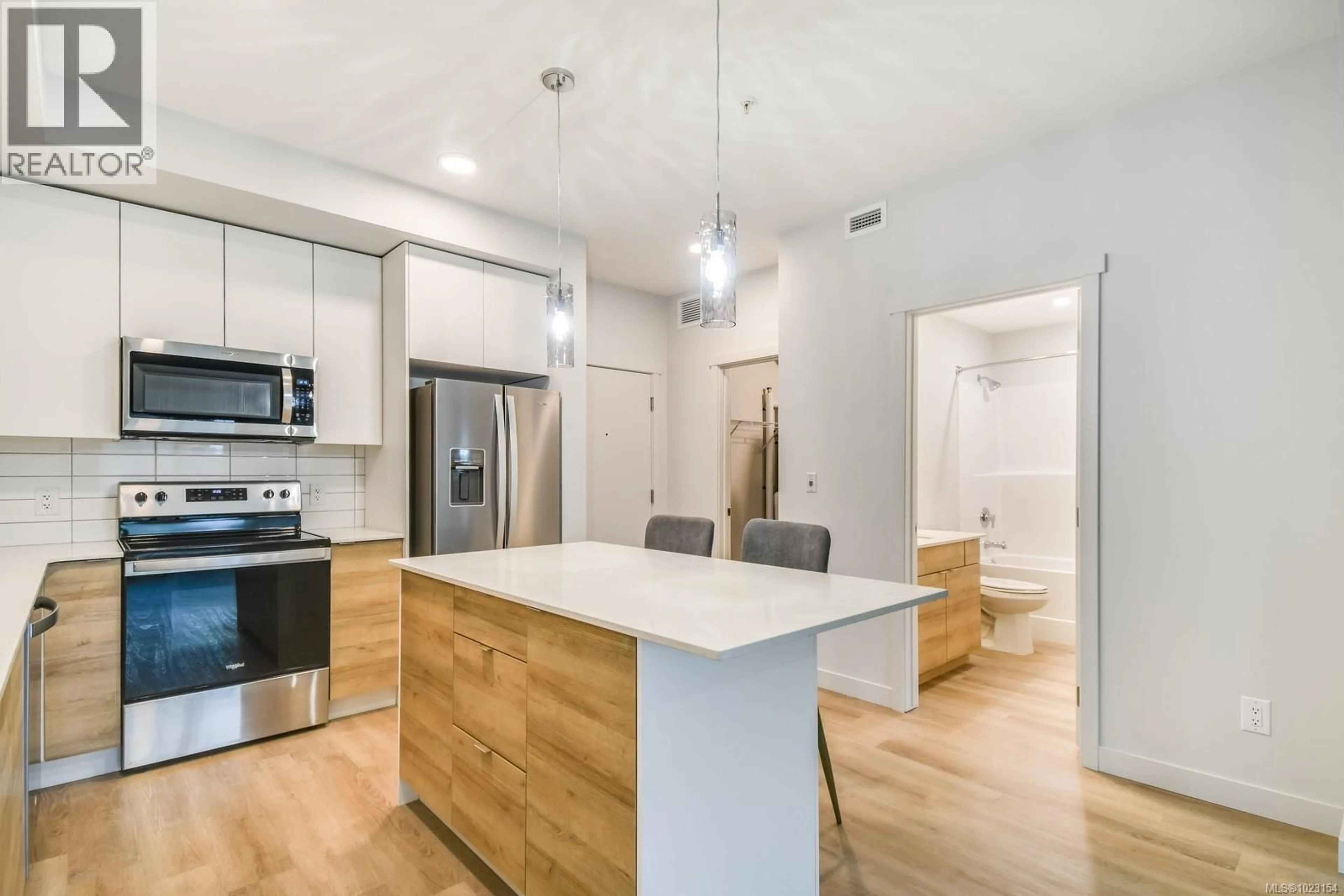 Open concept kitchen, wood/laminate floor for 104 - 4830 CEDAR RIDGE PLACE, Nanaimo British Columbia V9T0M8