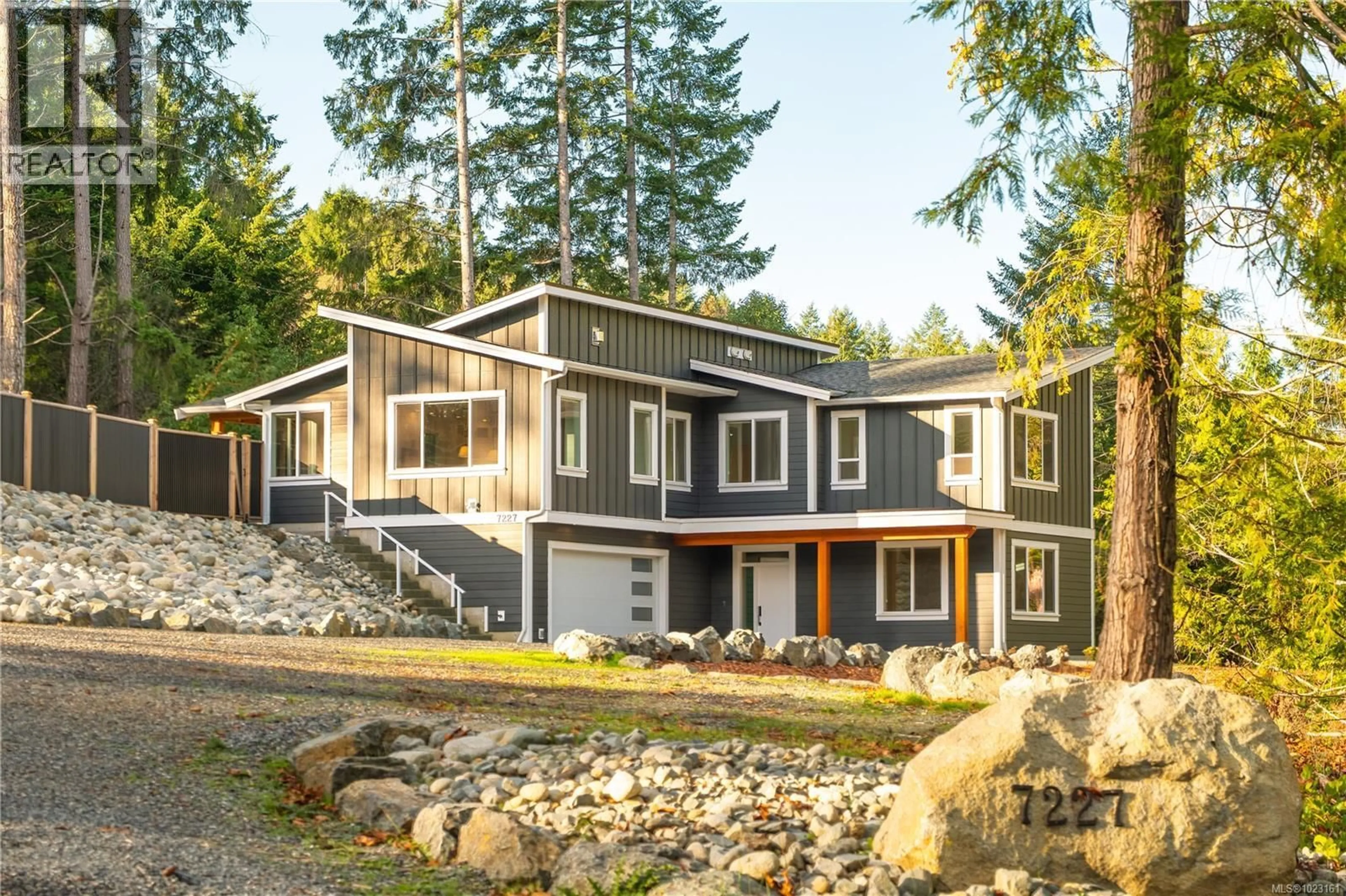 Home with vinyl exterior material, unknown for 7227 AULDS ROAD, Lantzville British Columbia V0R2H0