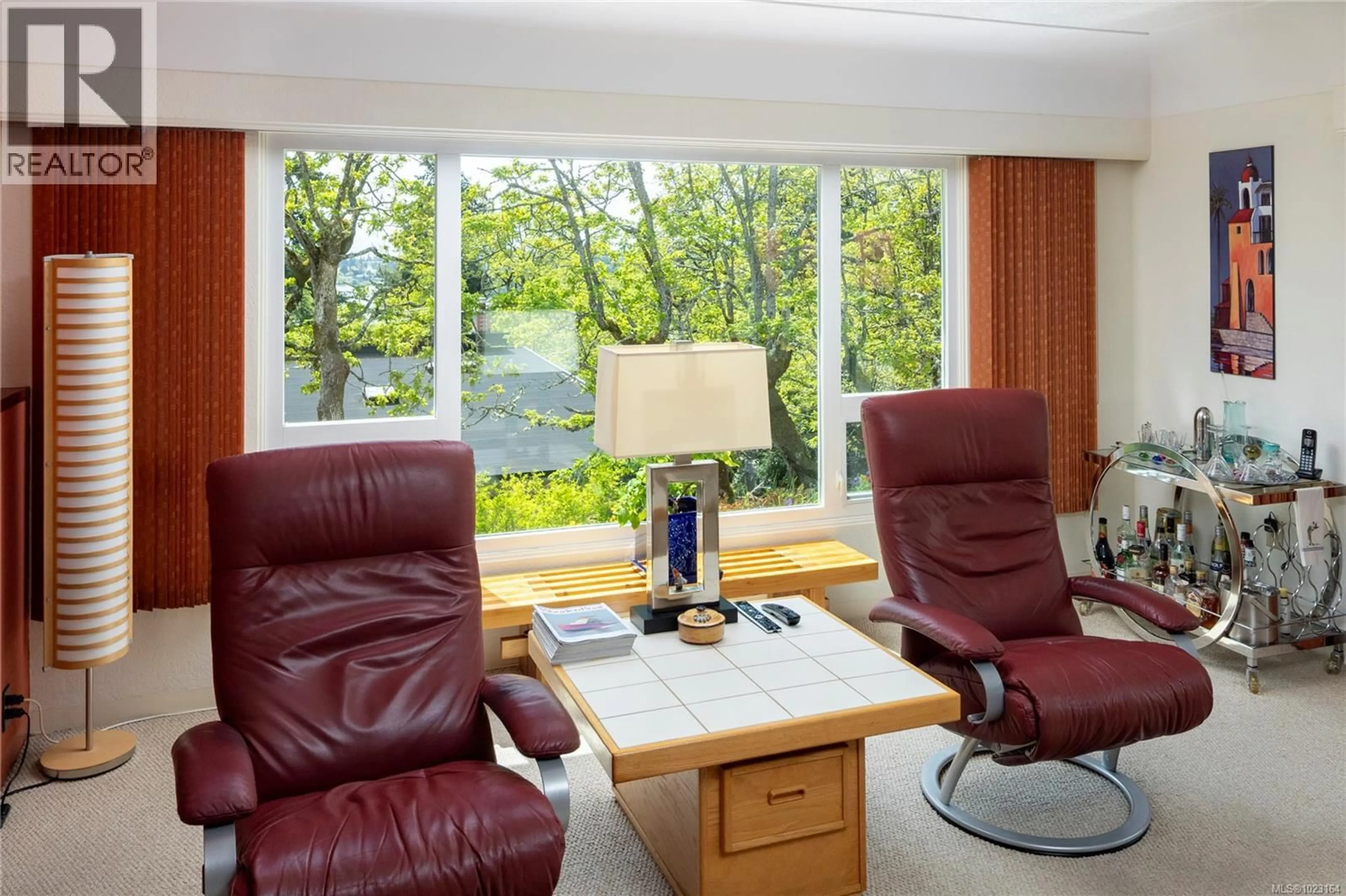 Living room with furniture, unknown for 3815 WILKINSON ROAD, Saanich British Columbia V8Z5A3