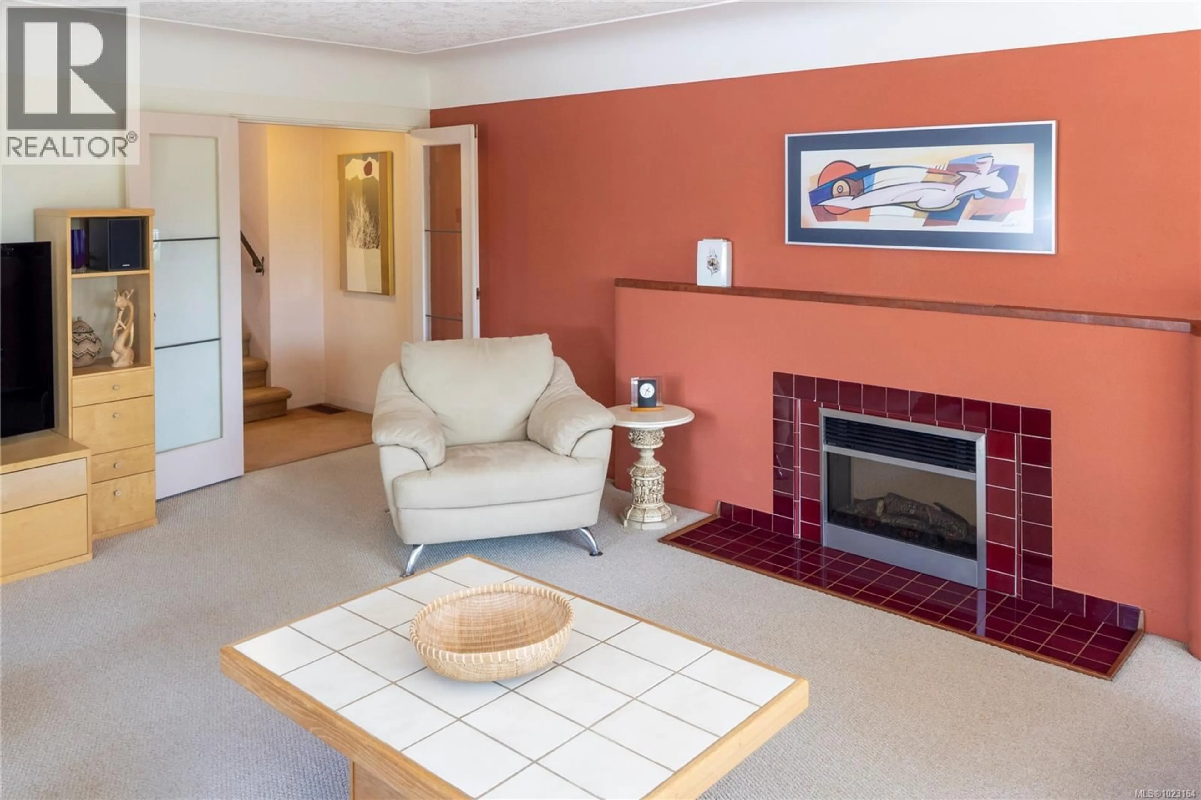 Living room with furniture, unknown for 3815 WILKINSON ROAD, Saanich British Columbia V8Z5A3