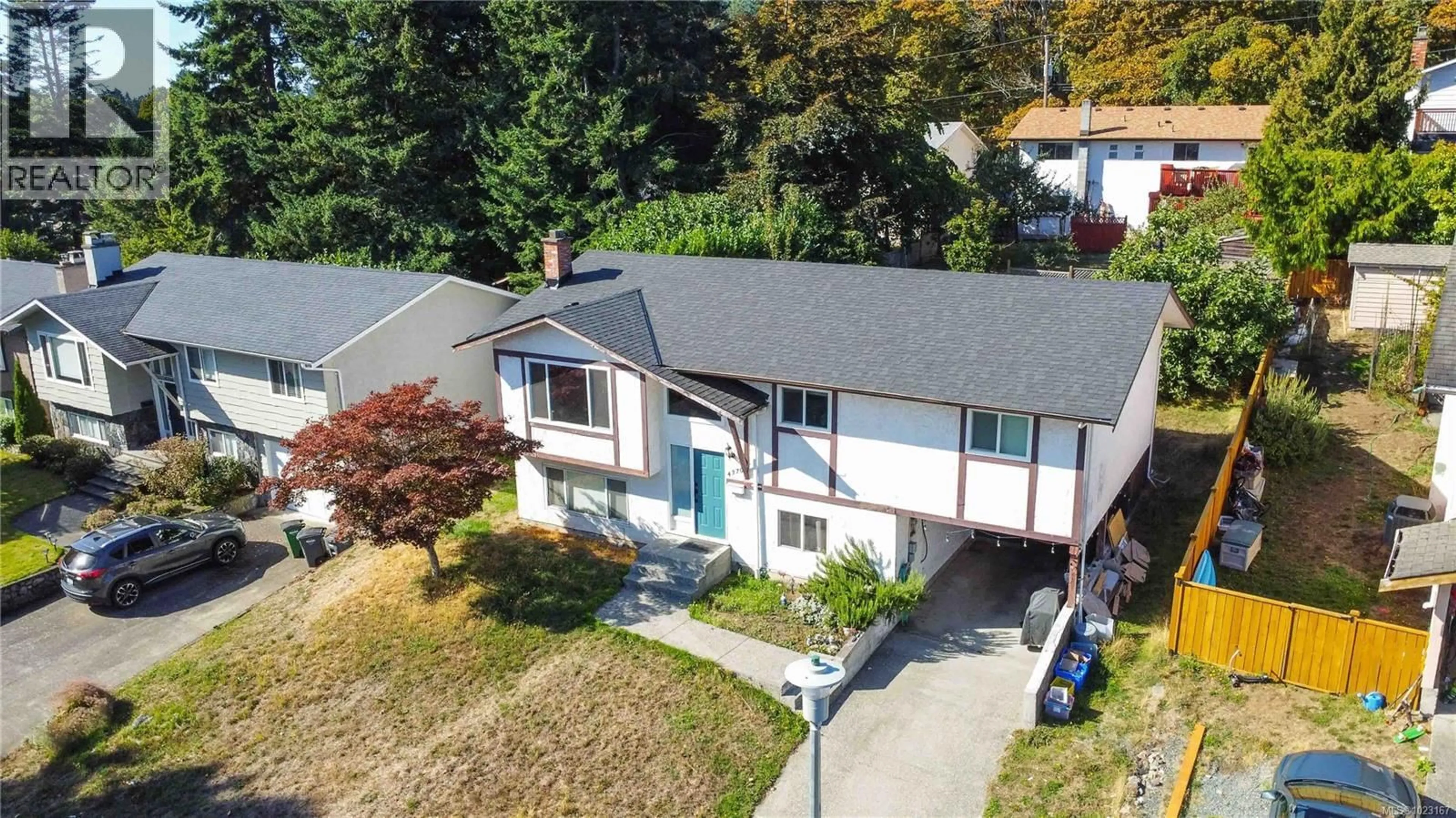 A pic from outside/outdoor area/front of a property/back of a property/a pic from drone, street for 4370 ELNIDO CRESCENT, Saanich British Columbia V8N4Z6