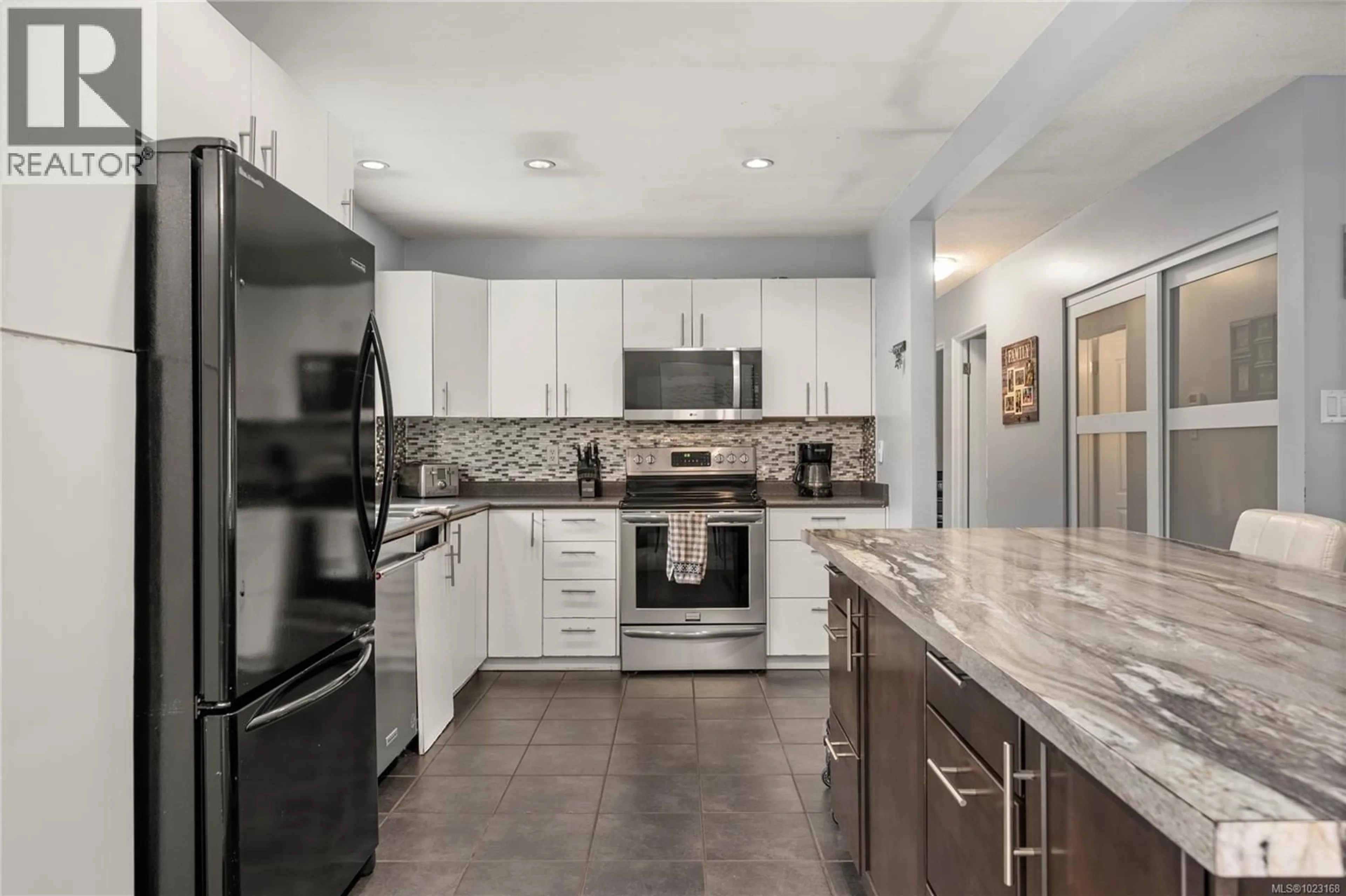 Open concept kitchen, ceramic/tile floor for 3086 SHAMROCK PLACE, Nanaimo British Columbia V9T2Z6