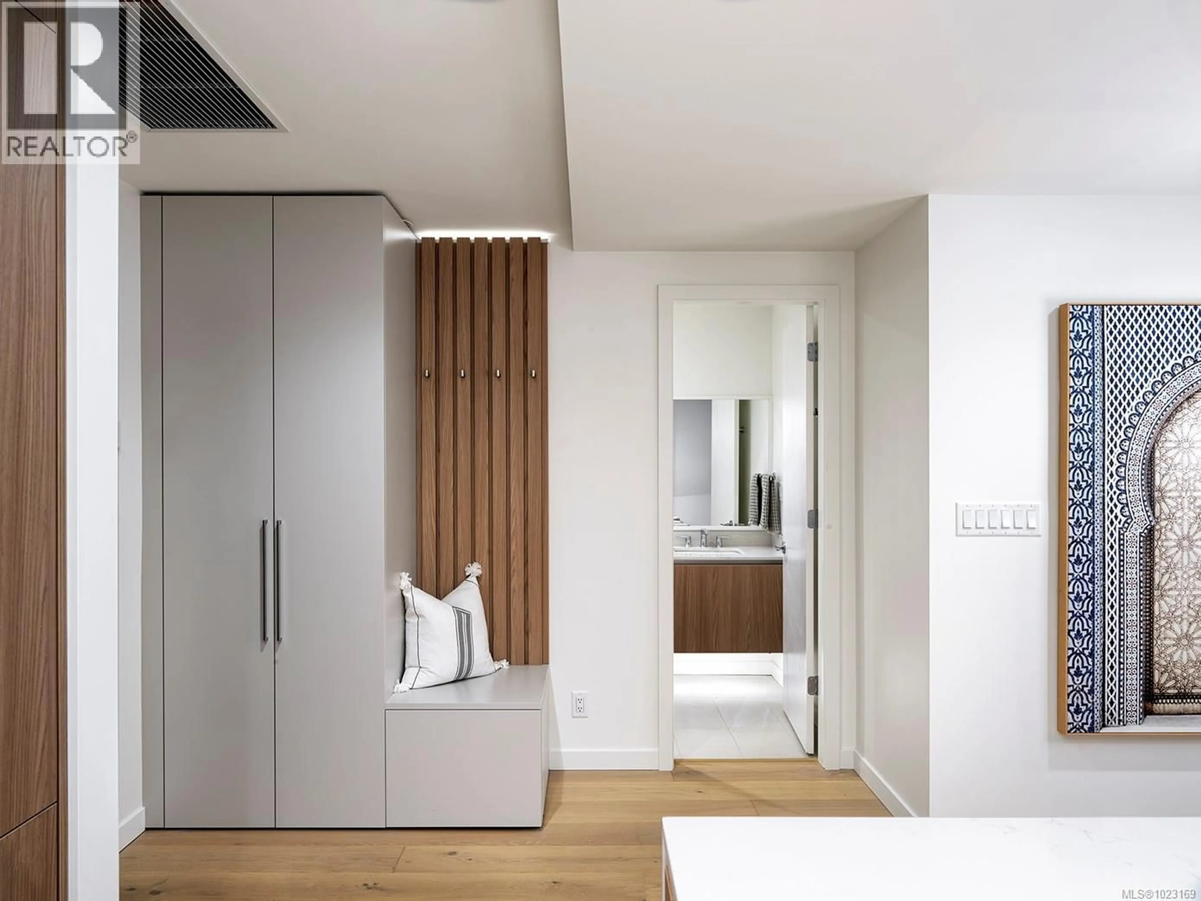 Indoor entryway for 907 - 2000 HANNINGTON ROAD, Langford British Columbia V9B6R6