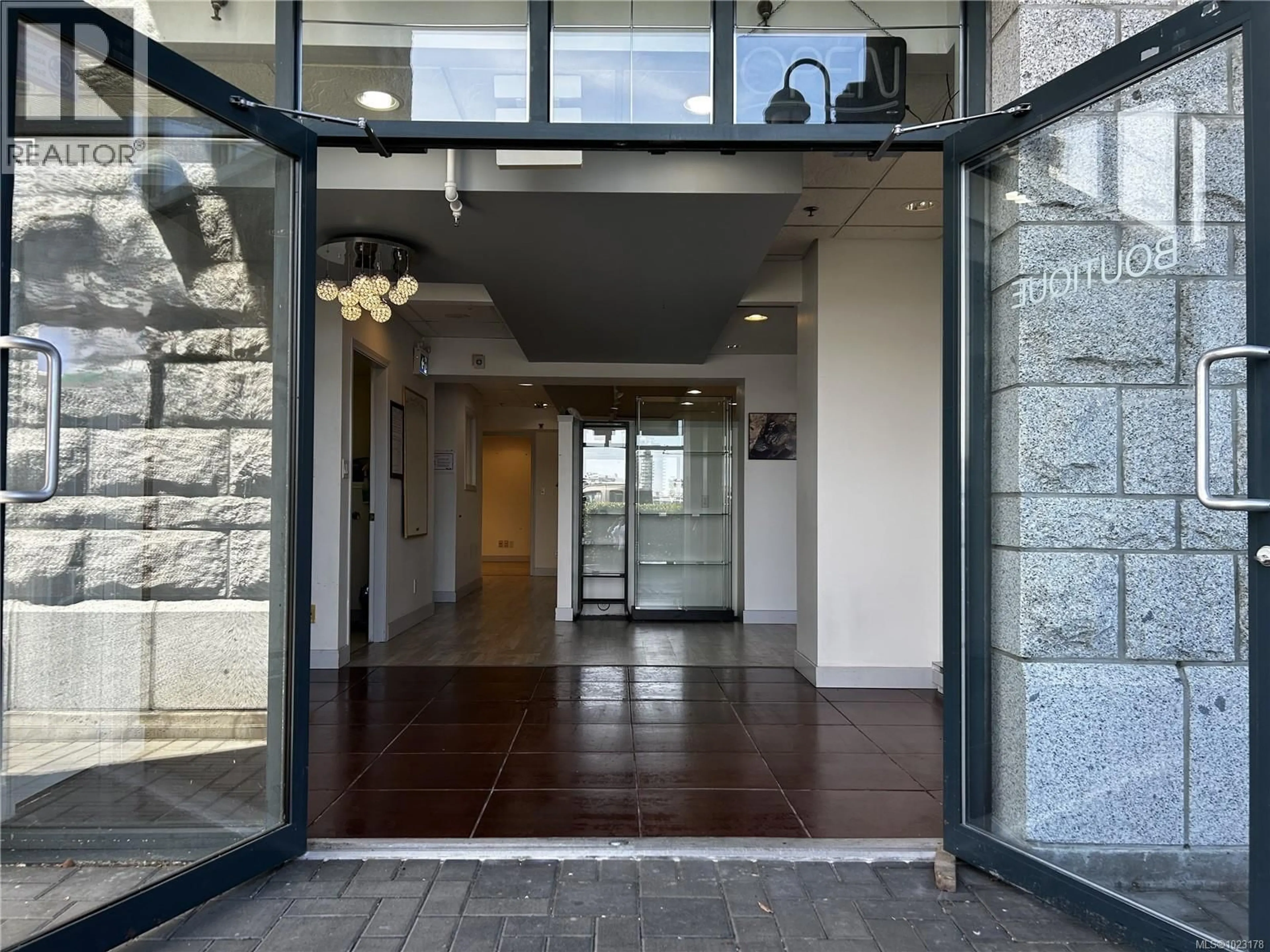 Indoor foyer for 102 - 19 DALLAS ROAD, Victoria British Columbia V8V5A6