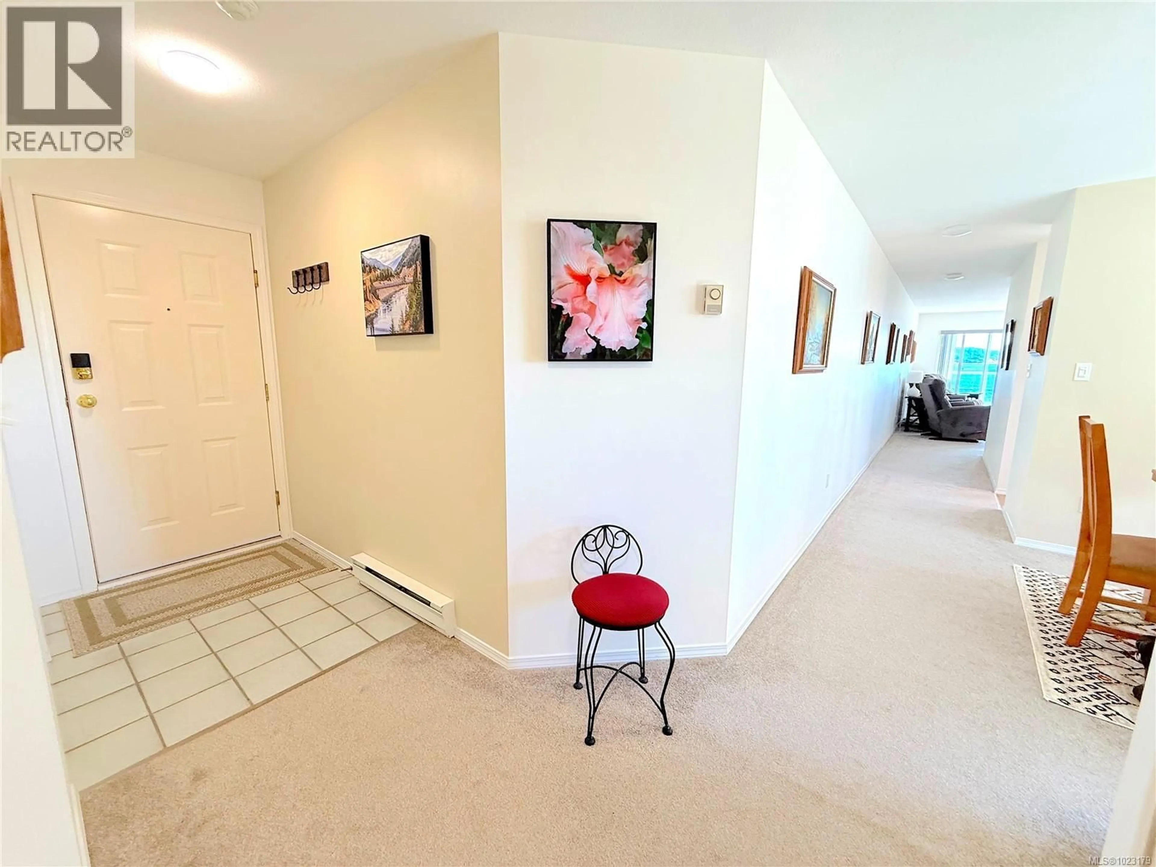 Indoor foyer for 201 - 1216 ISLAND HIGHWAY SOUTH, Campbell River British Columbia V9W1B5