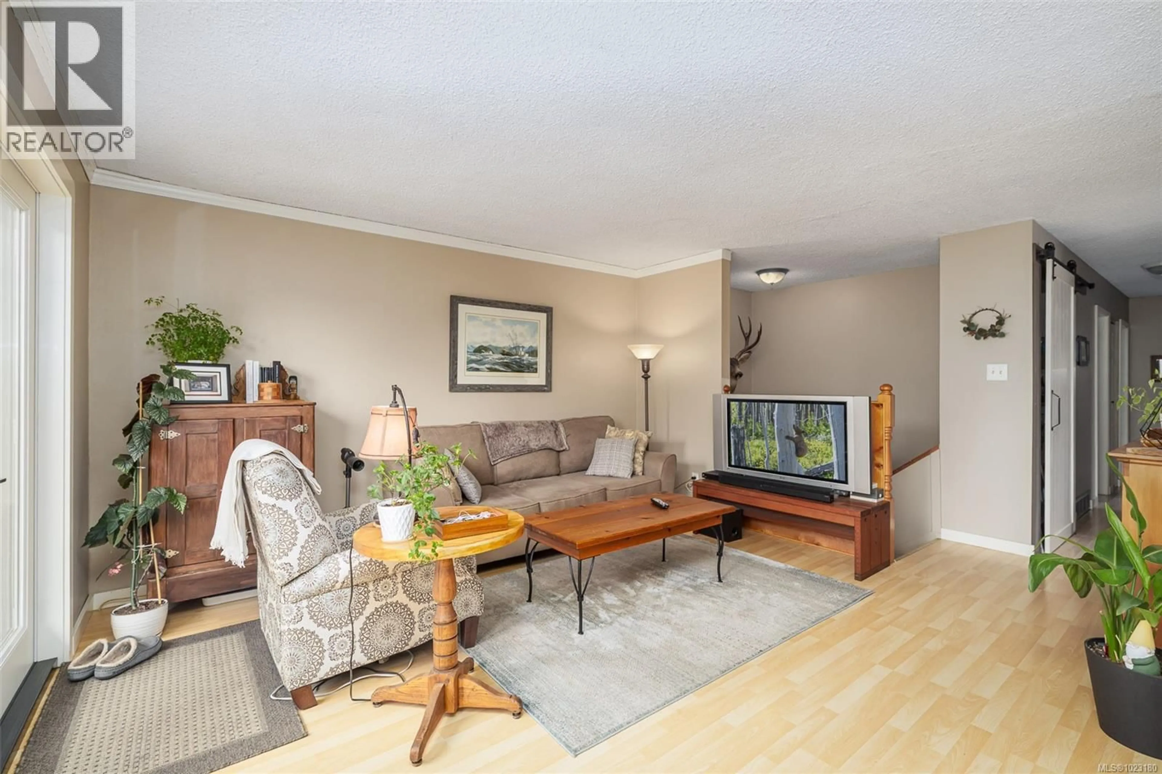 Living room with furniture, unknown for 561 MCMILLAN DRIVE, Sayward British Columbia V0P1R0