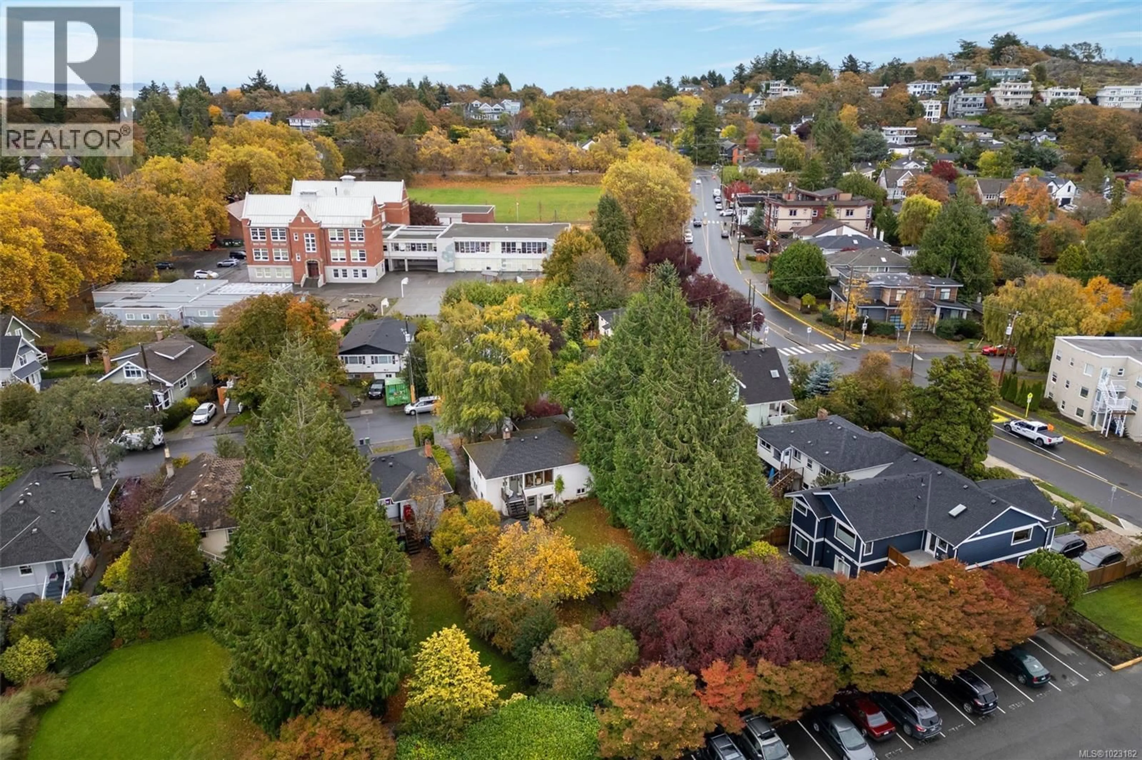A pic from outside/outdoor area/front of a property/back of a property/a pic from drone, mountain view for 416 RICHMOND AVENUE, Victoria British Columbia V8S3Y4