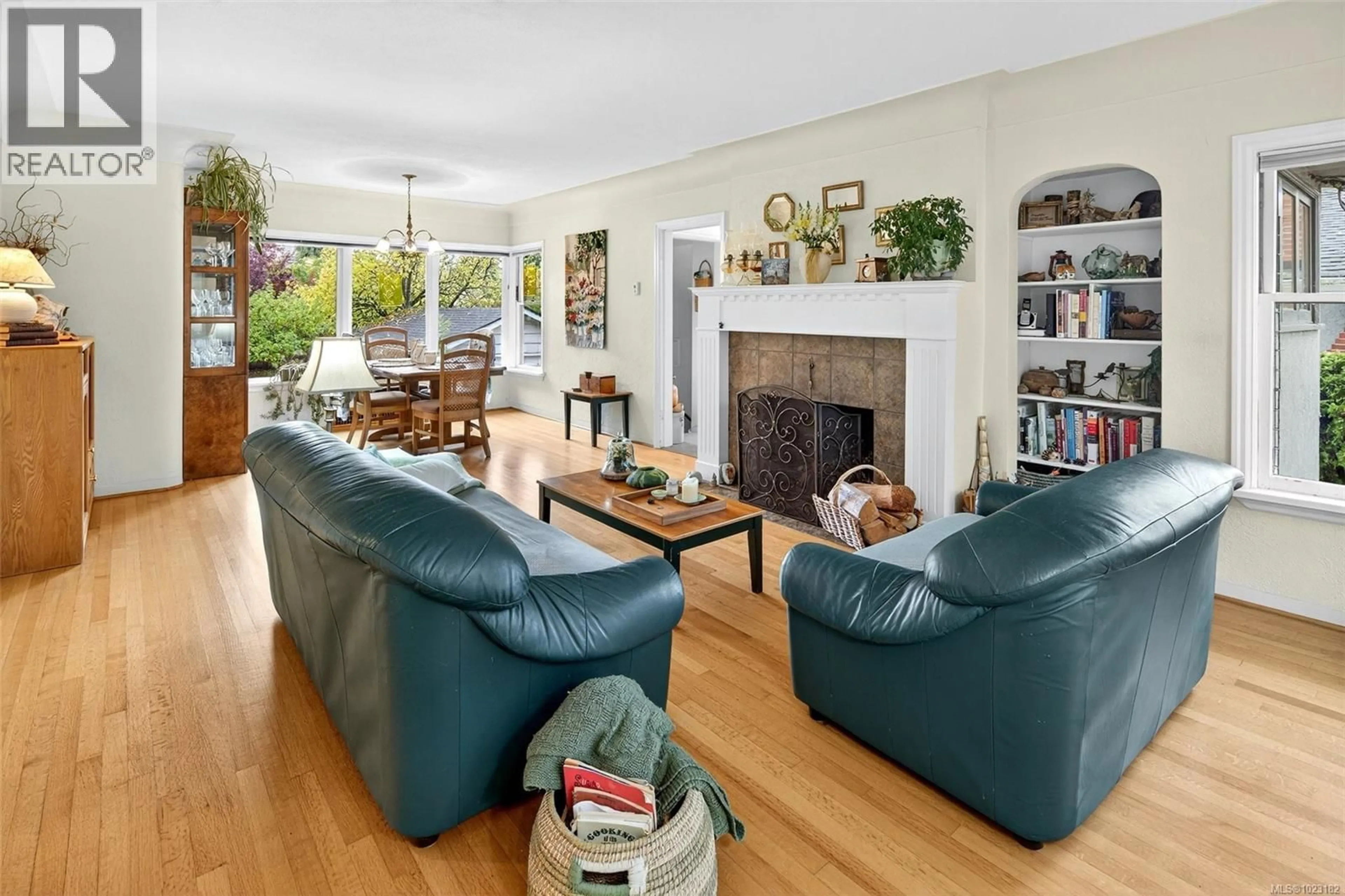 Living room with furniture, unknown for 416 RICHMOND AVENUE, Victoria British Columbia V8S3Y4