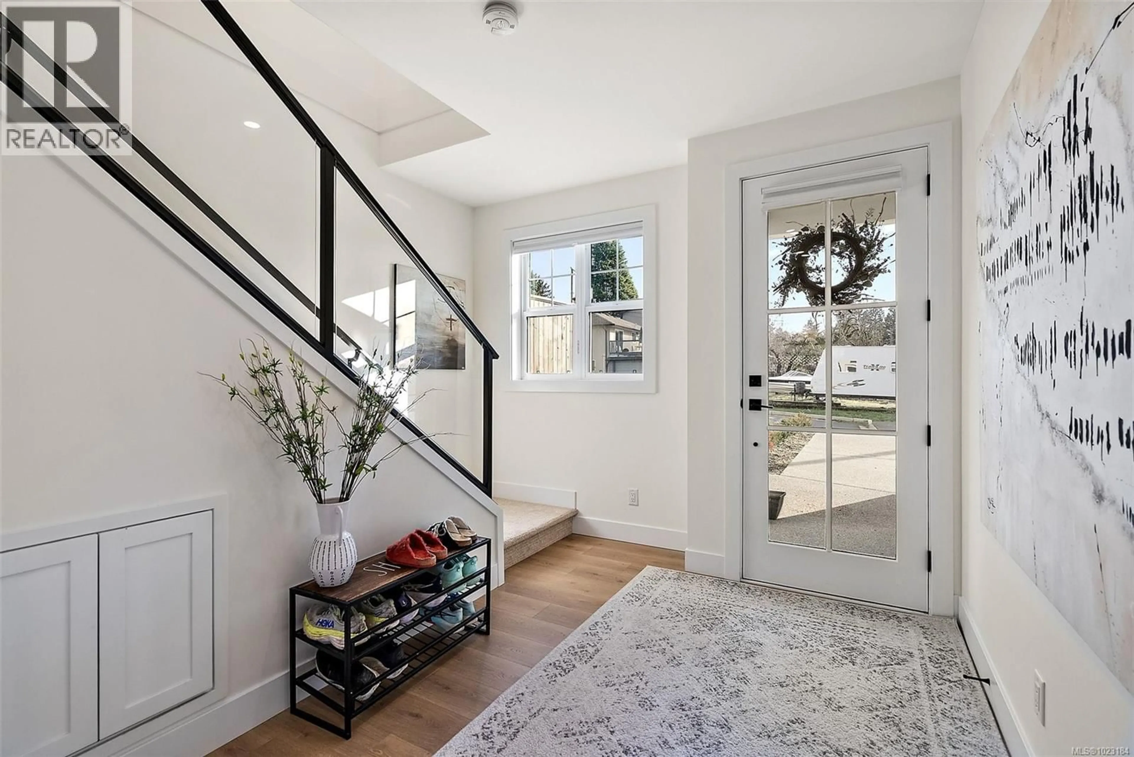 Indoor entryway for 4240 SPRINGRIDGE CRESCENT, Saanich British Columbia V8Z4Y8