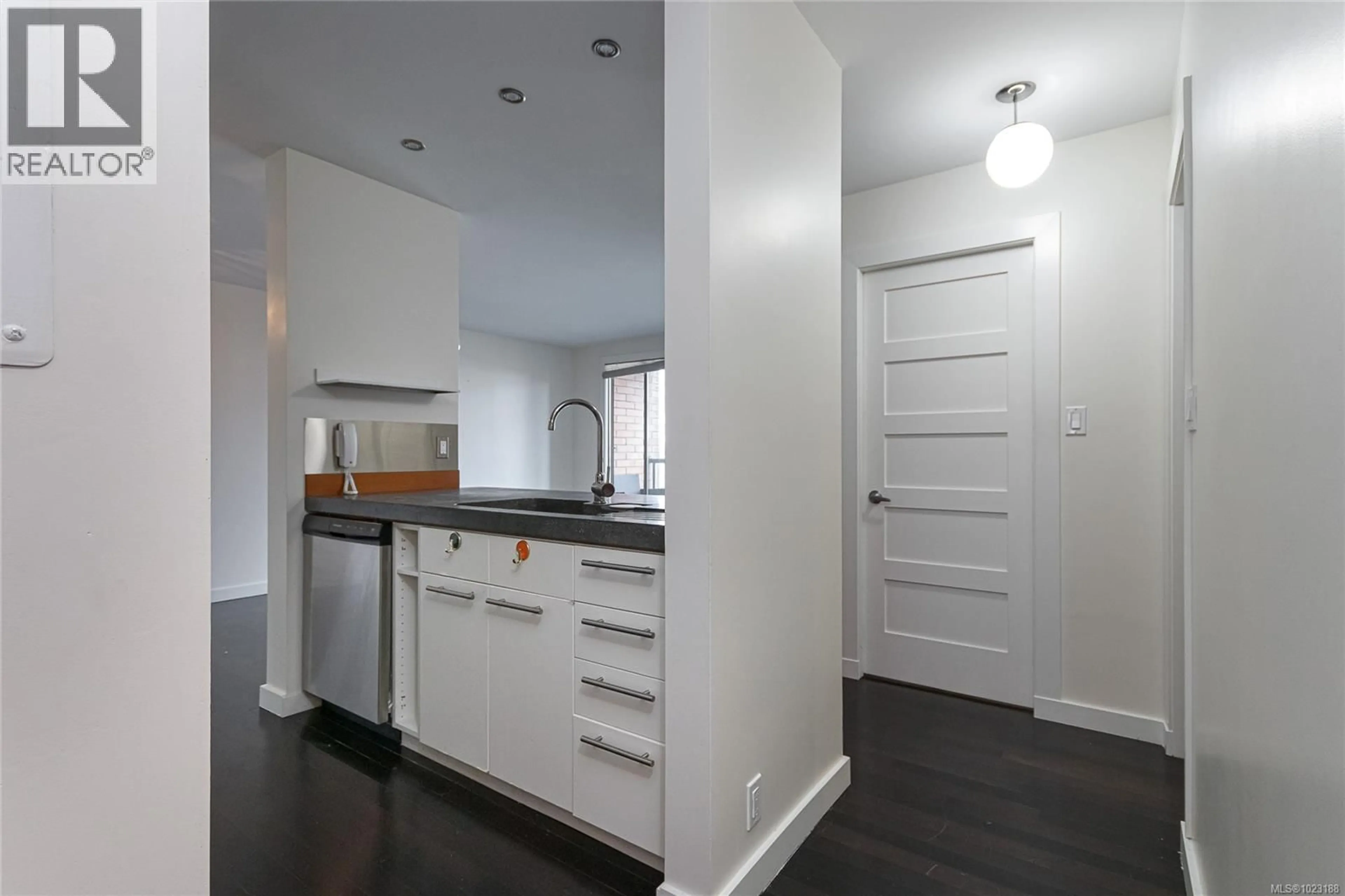 Standard kitchen, unknown for 1005 - 1630 QUADRA STREET, Victoria British Columbia V8W3J5