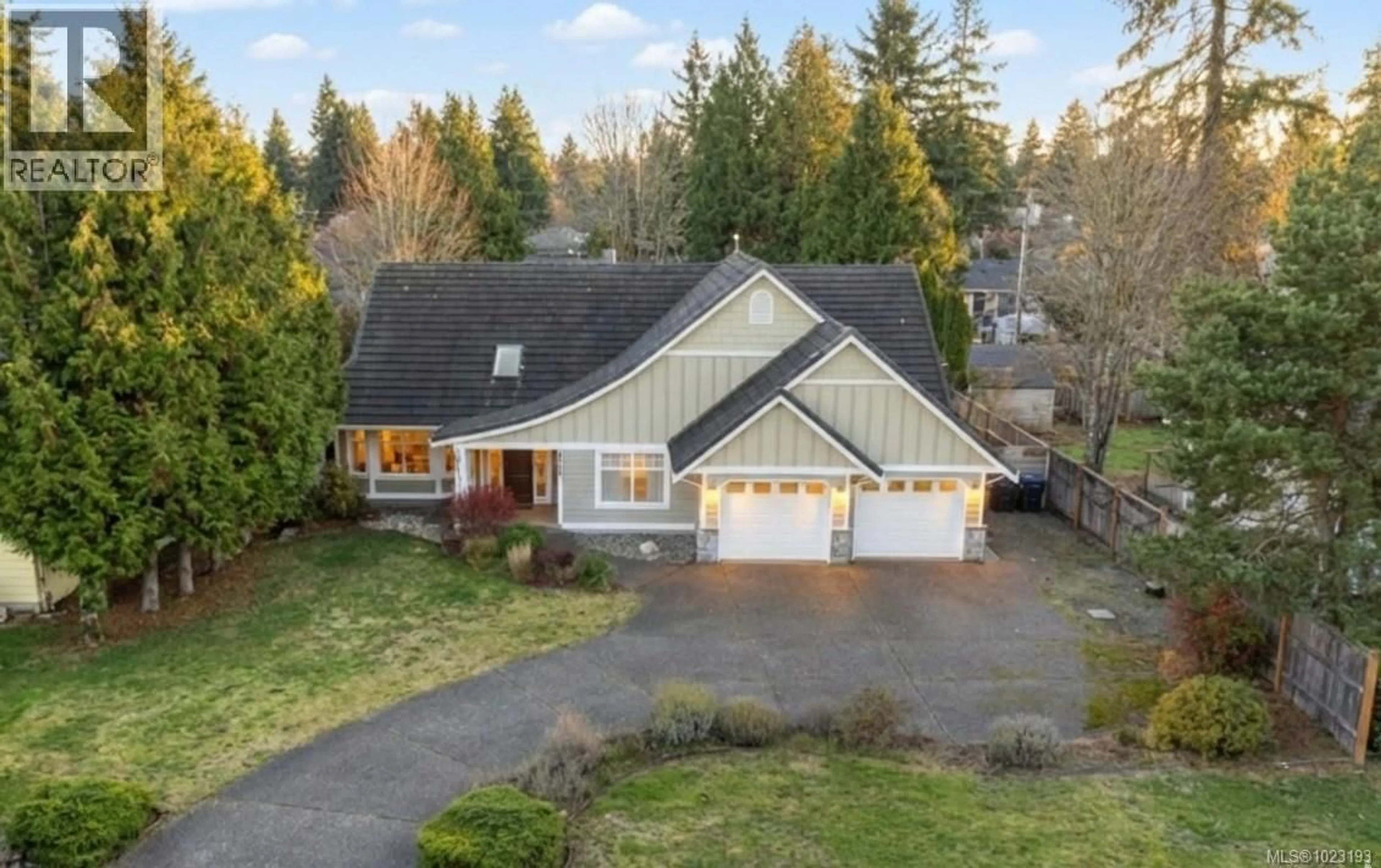 A pic from outside/outdoor area/front of a property/back of a property/a pic from drone, street for 610 FORSYTH AVENUE, Parksville British Columbia V9P1G9