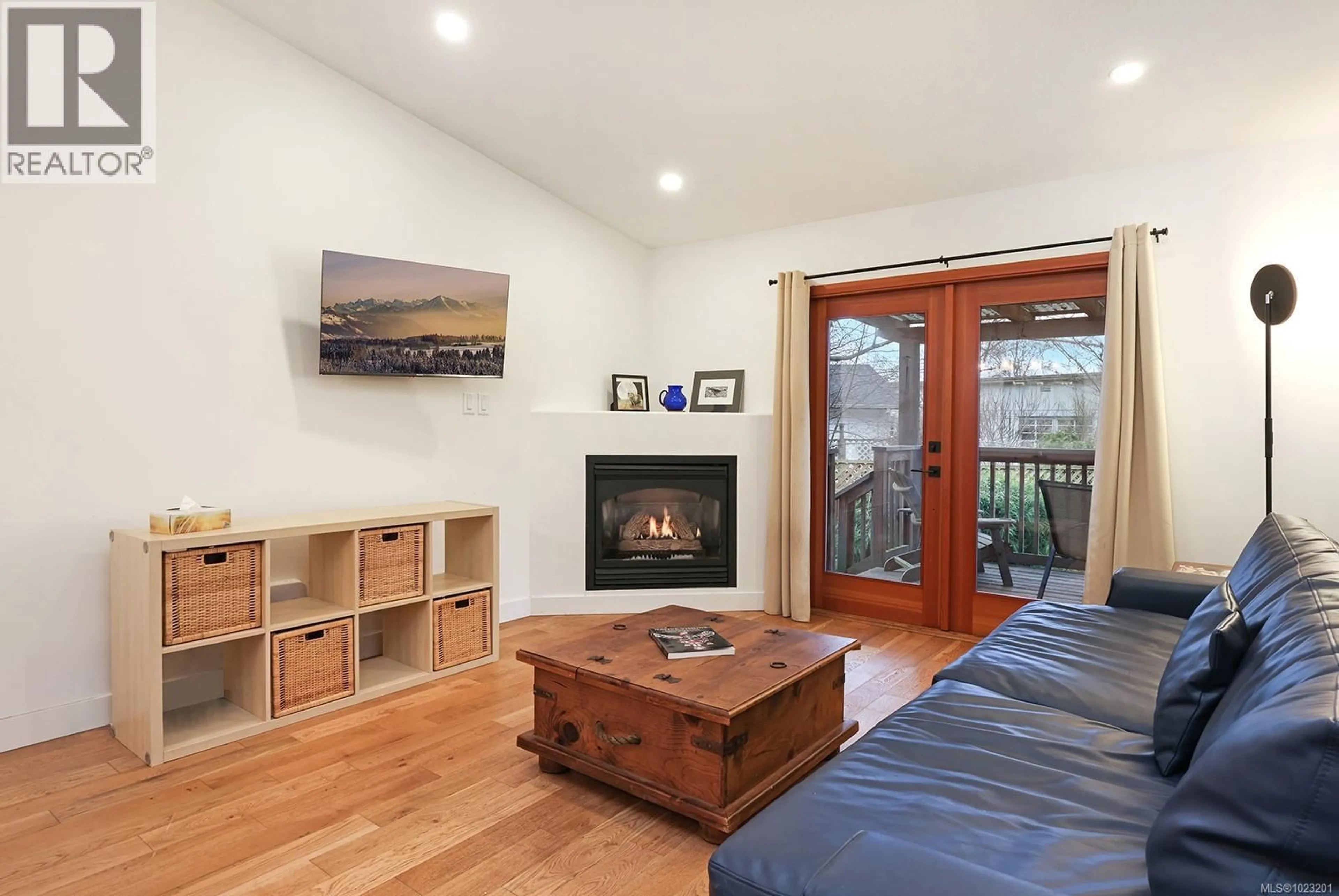 Living room with furniture, wood/laminate floor for A - 274 NIM NIM PLACE, Courtenay British Columbia V9N8A5