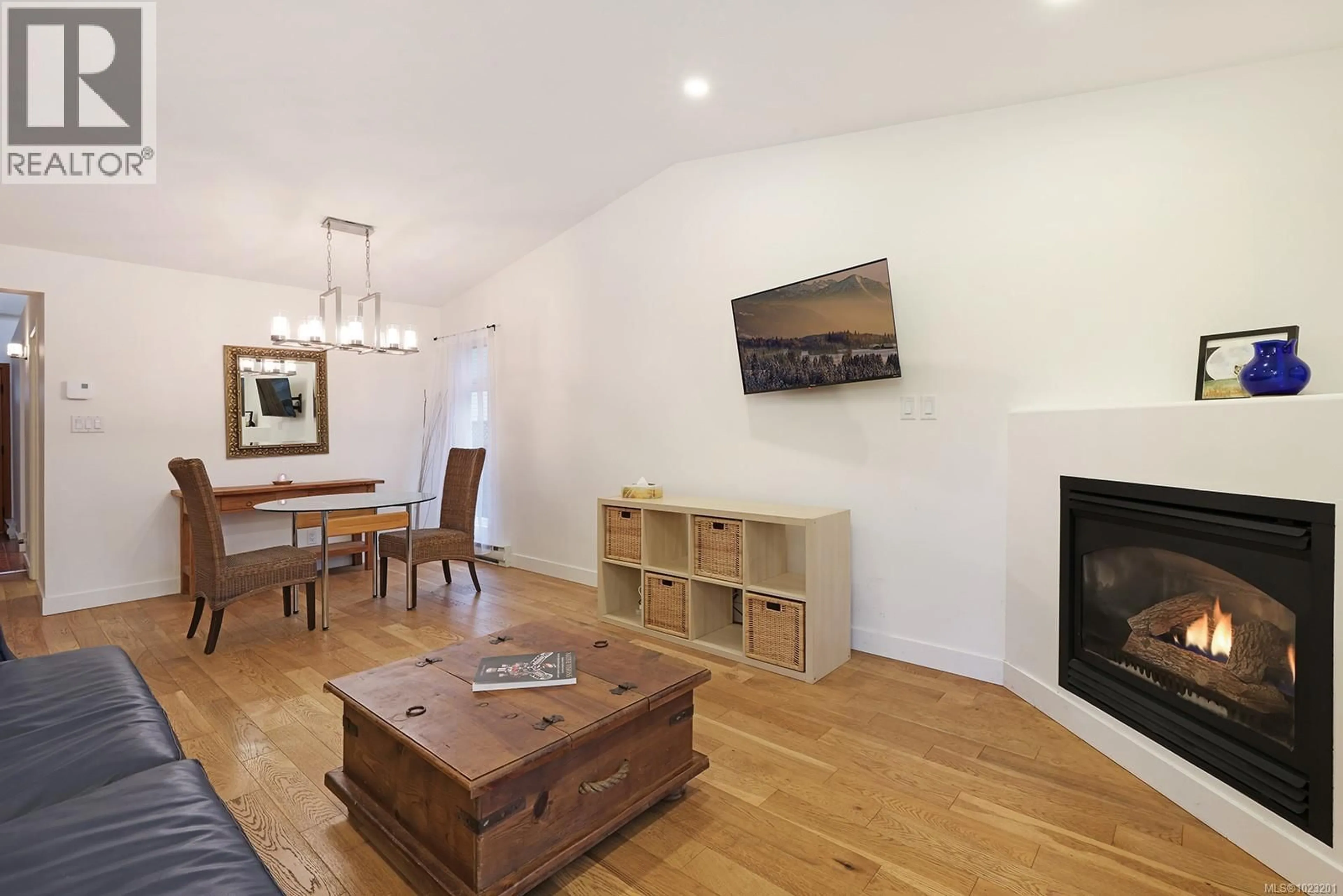 Living room with furniture, wood/laminate floor for A - 274 NIM NIM PLACE, Courtenay British Columbia V9N8A5