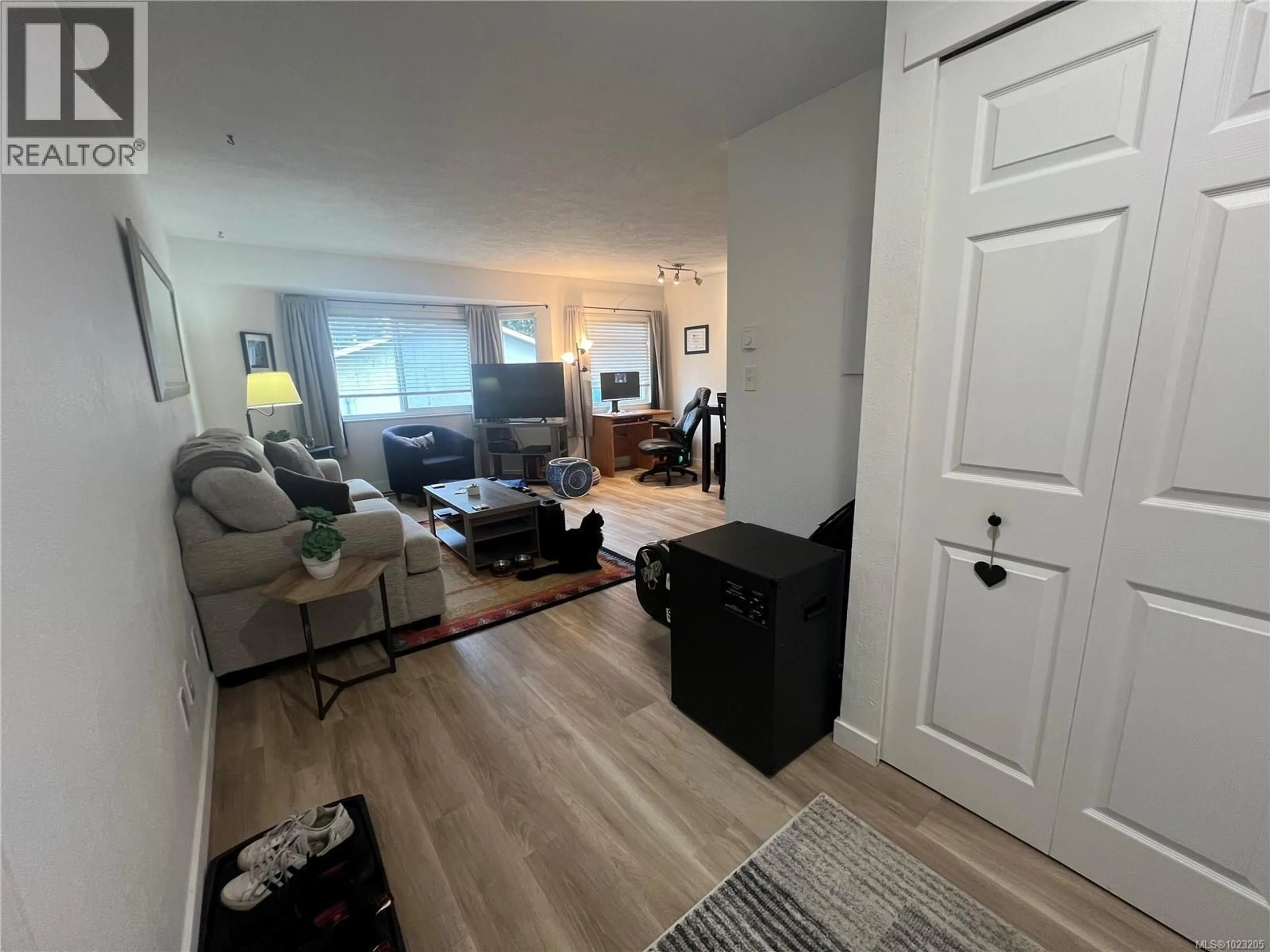 Living room with furniture, unknown for 204 - 2524 LEWIS STREET, Duncan British Columbia V9L2Z1