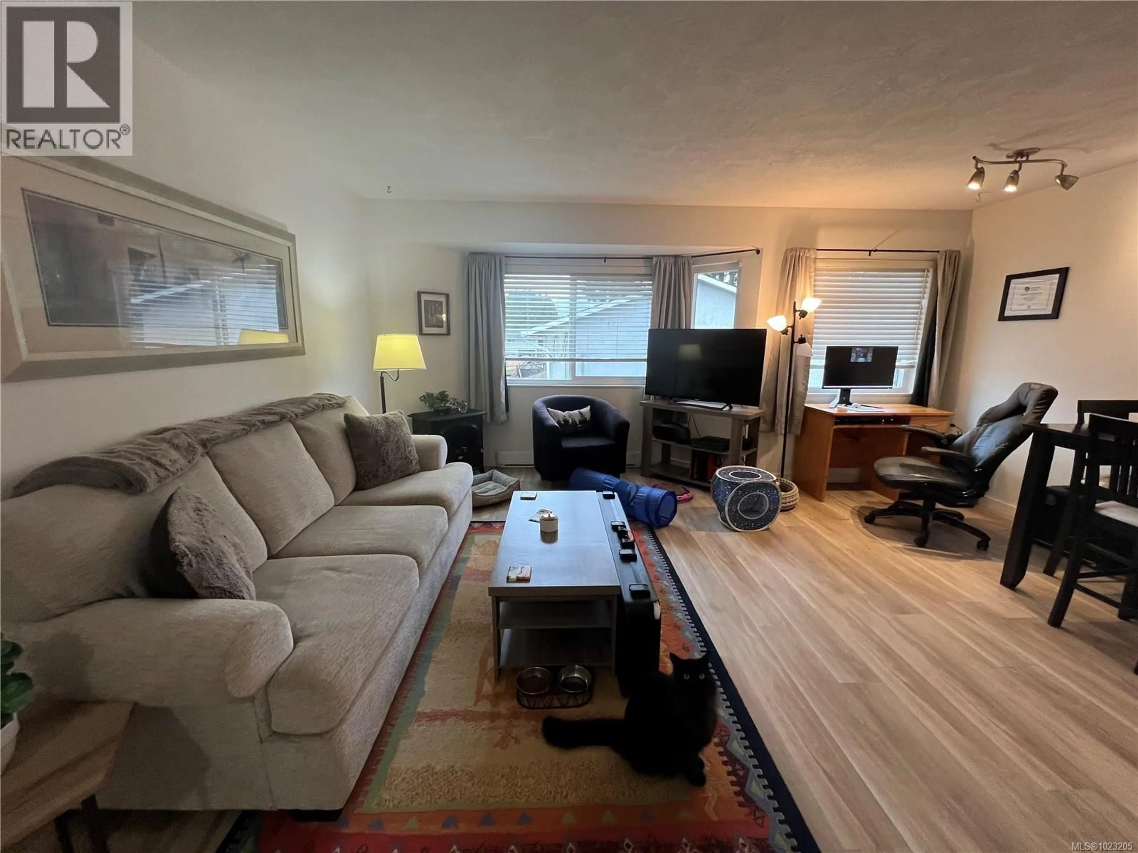 Living room with furniture, unknown for 204 - 2524 LEWIS STREET, Duncan British Columbia V9L2Z1