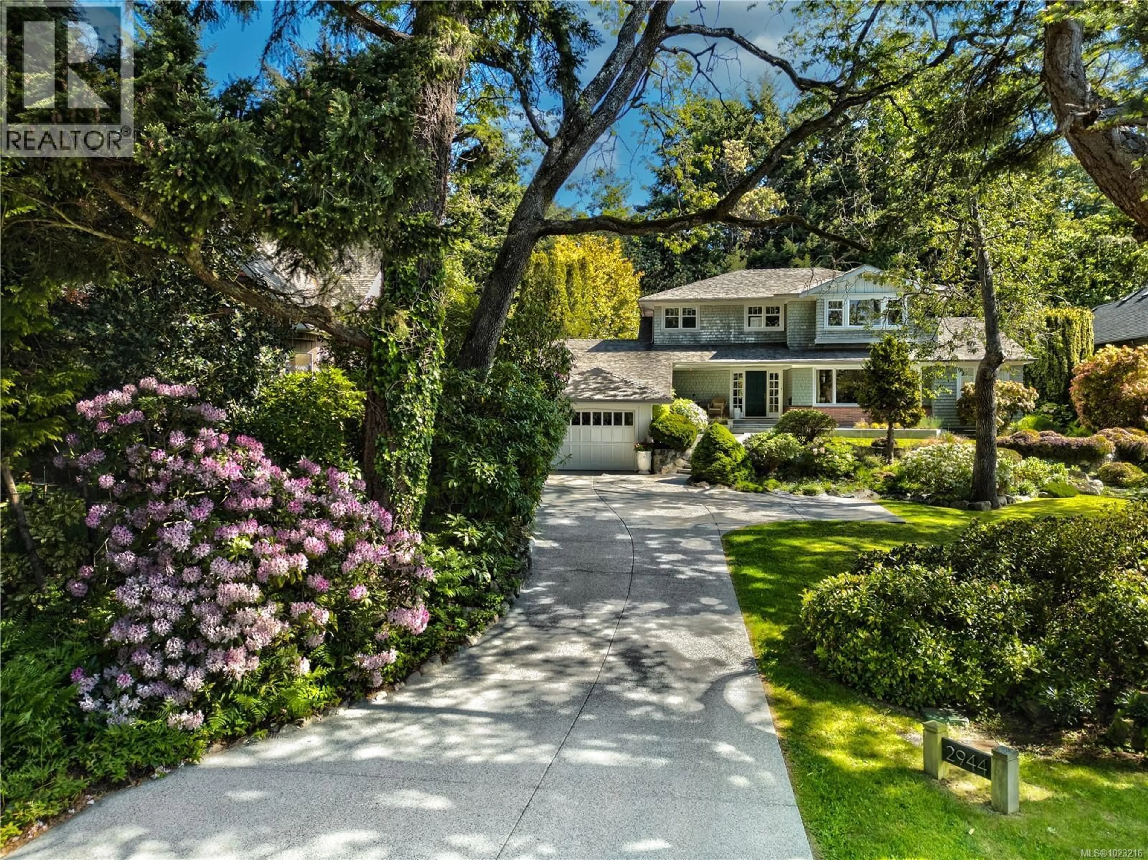 A pic from outside/outdoor area/front of a property/back of a property/a pic from drone, street for 2944 TUDOR AVENUE, Saanich British Columbia V8N1M1