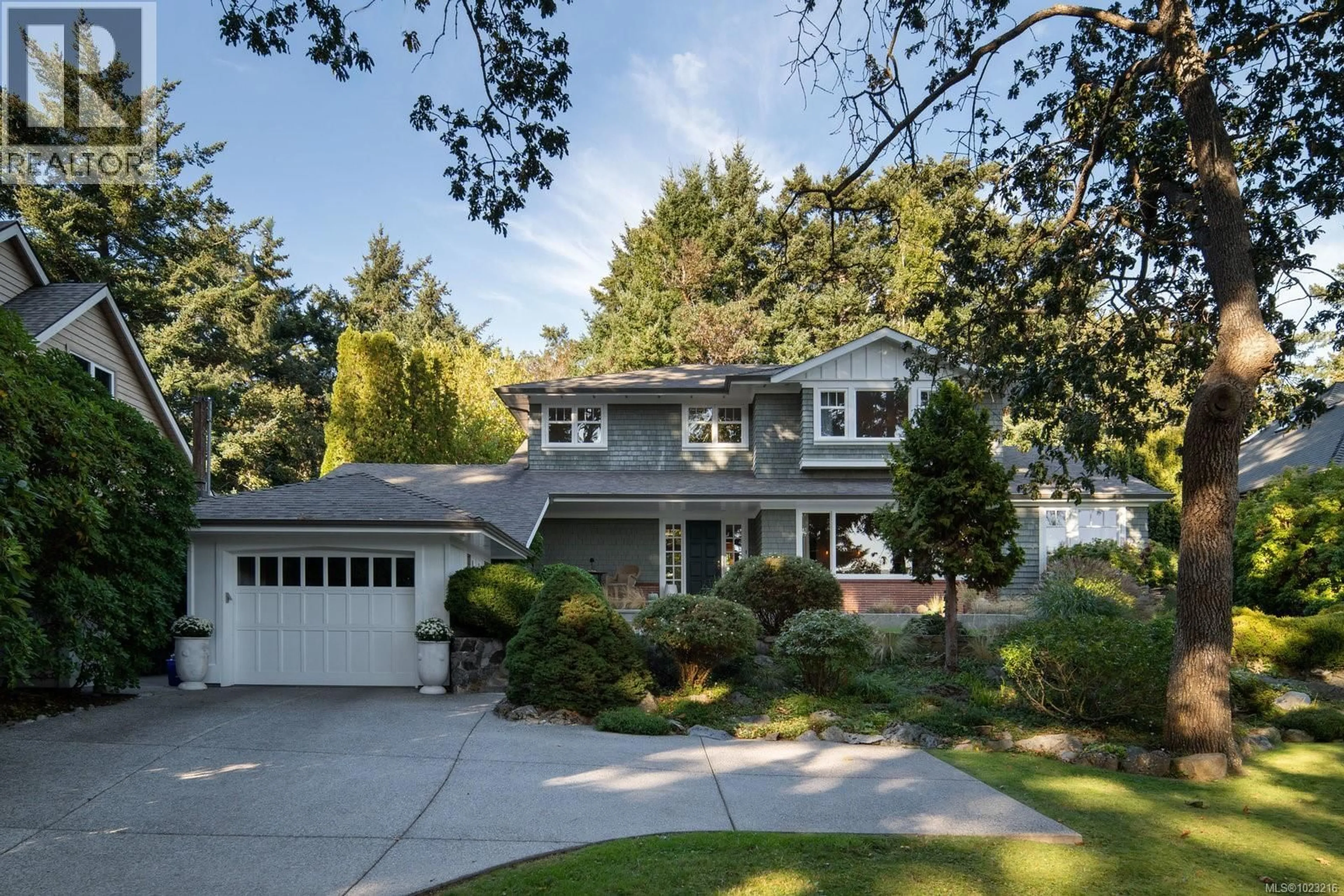 Home with vinyl exterior material, street for 2944 TUDOR AVENUE, Saanich British Columbia V8N1M1