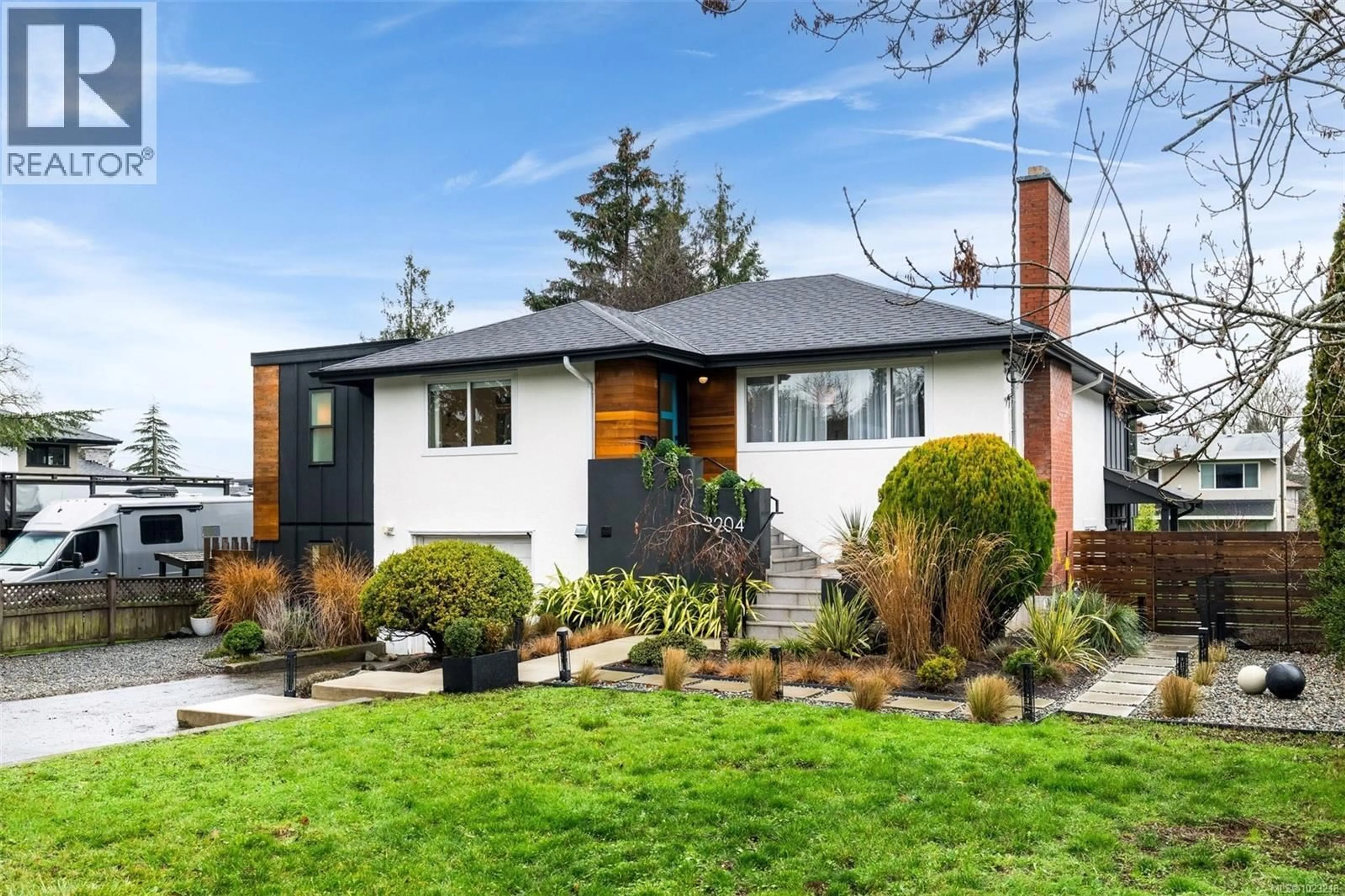 Home with vinyl exterior material, street for 3204 ALDRIDGE STREET, Saanich British Columbia V8P4L6