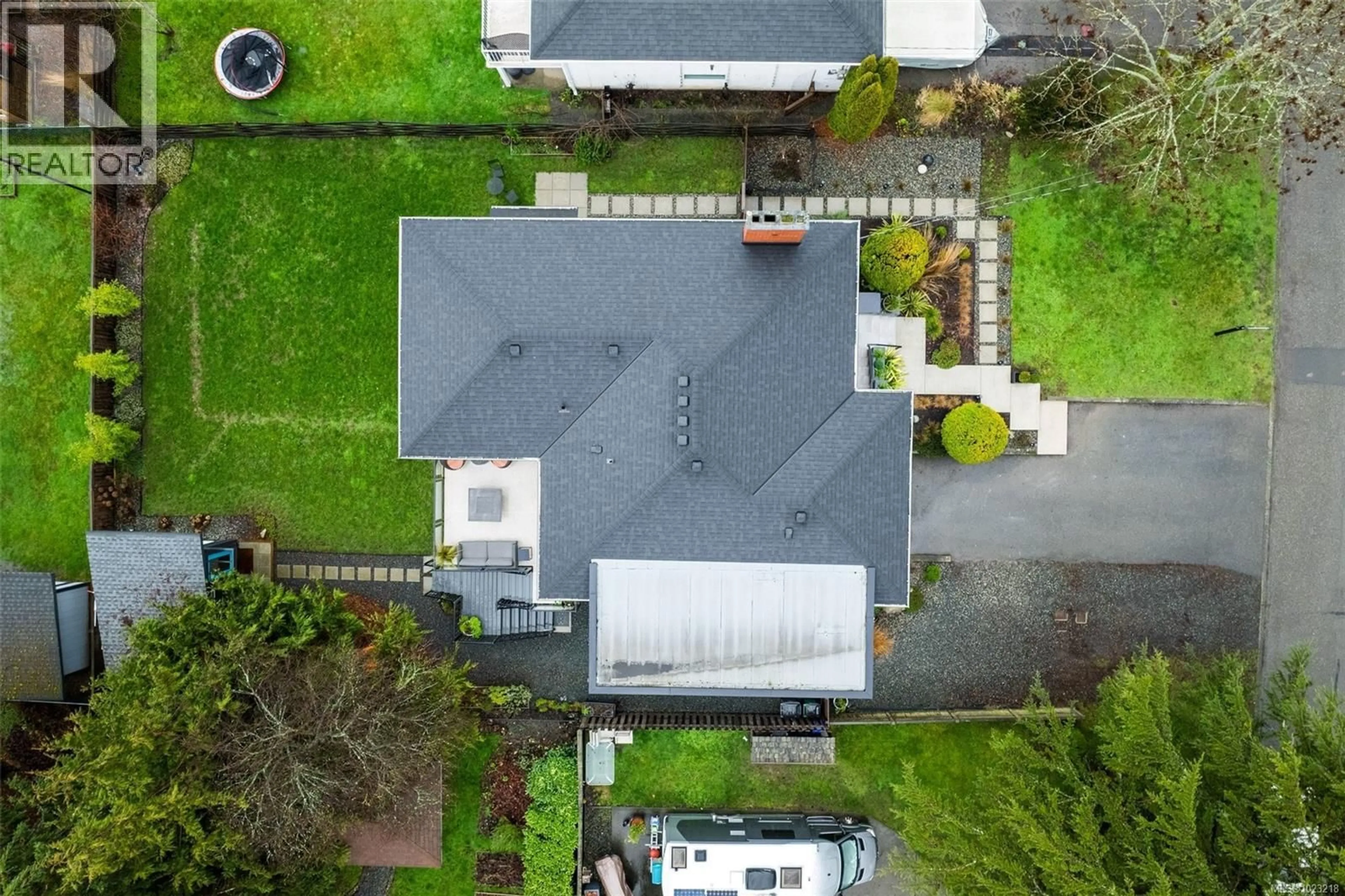 A pic from outside/outdoor area/front of a property/back of a property/a pic from drone, street for 3204 ALDRIDGE STREET, Saanich British Columbia V8P4L6