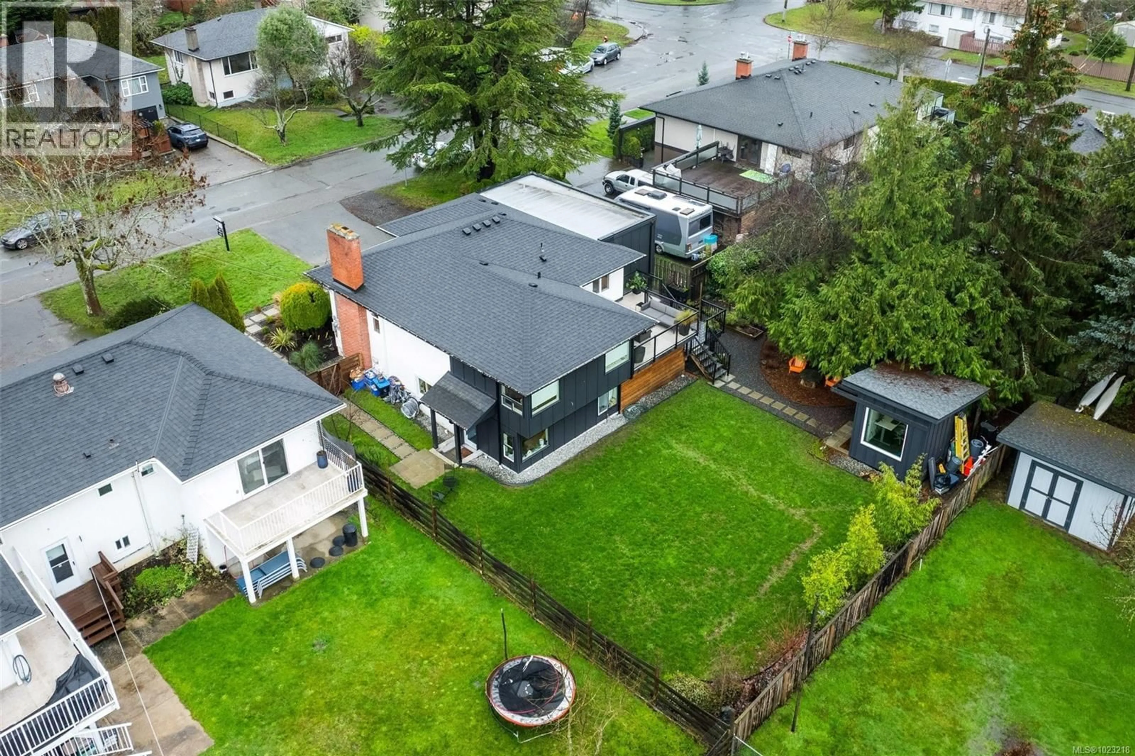 A pic from outside/outdoor area/front of a property/back of a property/a pic from drone, street for 3204 ALDRIDGE STREET, Saanich British Columbia V8P4L6
