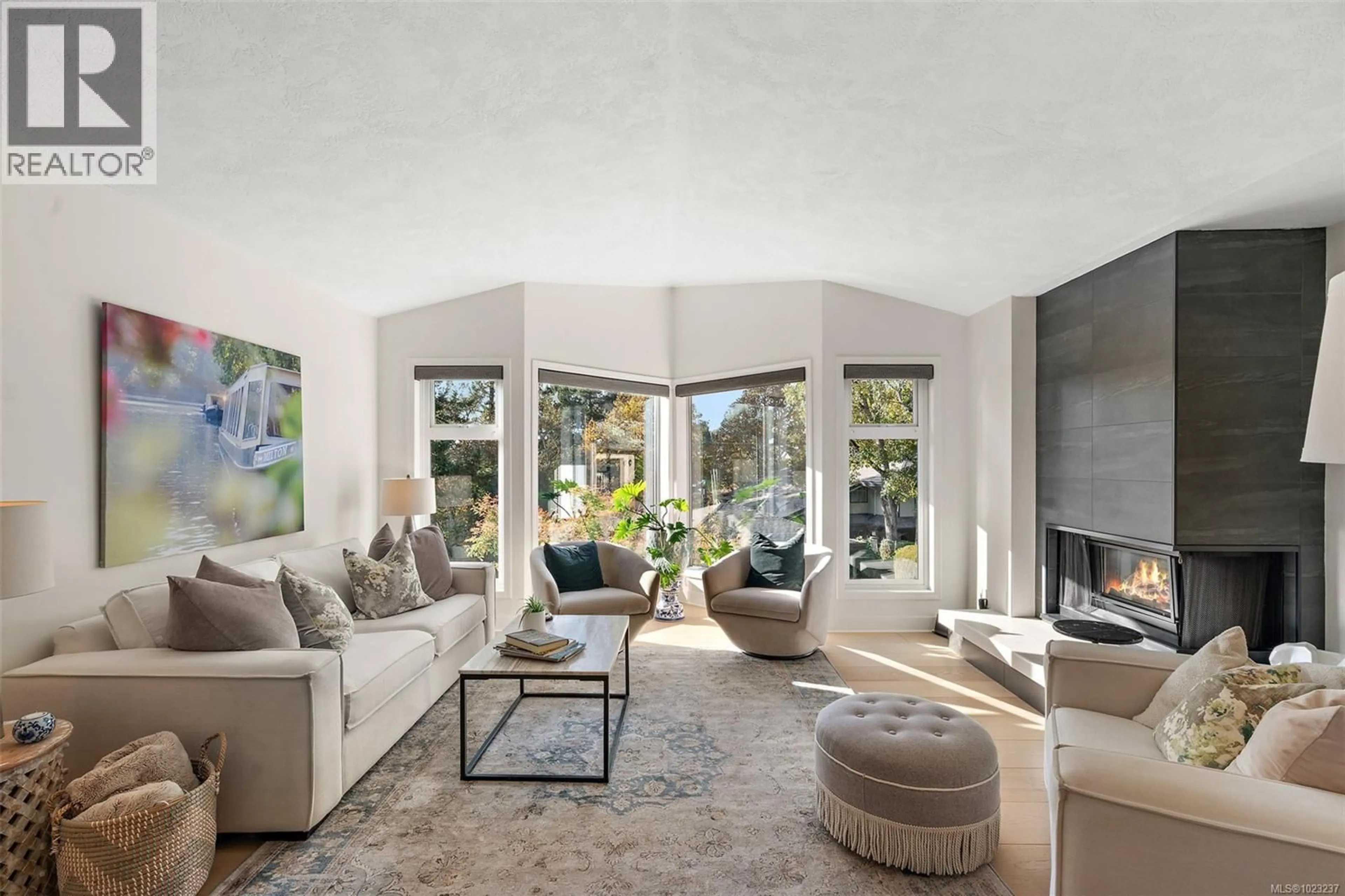 Living room with furniture, unknown for 21 - 909 CAROLWOOD DRIVE, Saanich British Columbia V8X3T9