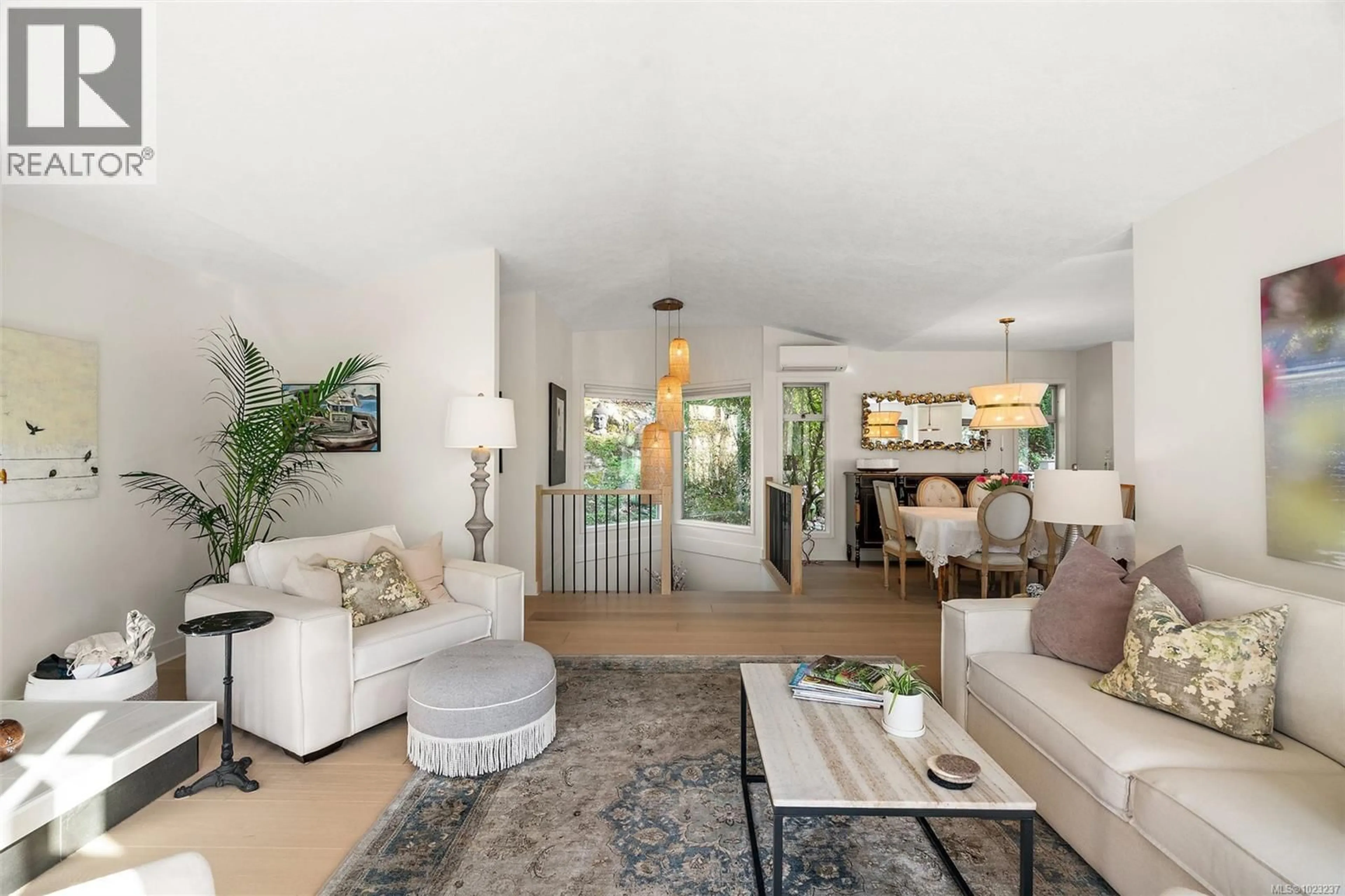 Living room with furniture, unknown for 21 - 909 CAROLWOOD DRIVE, Saanich British Columbia V8X3T9