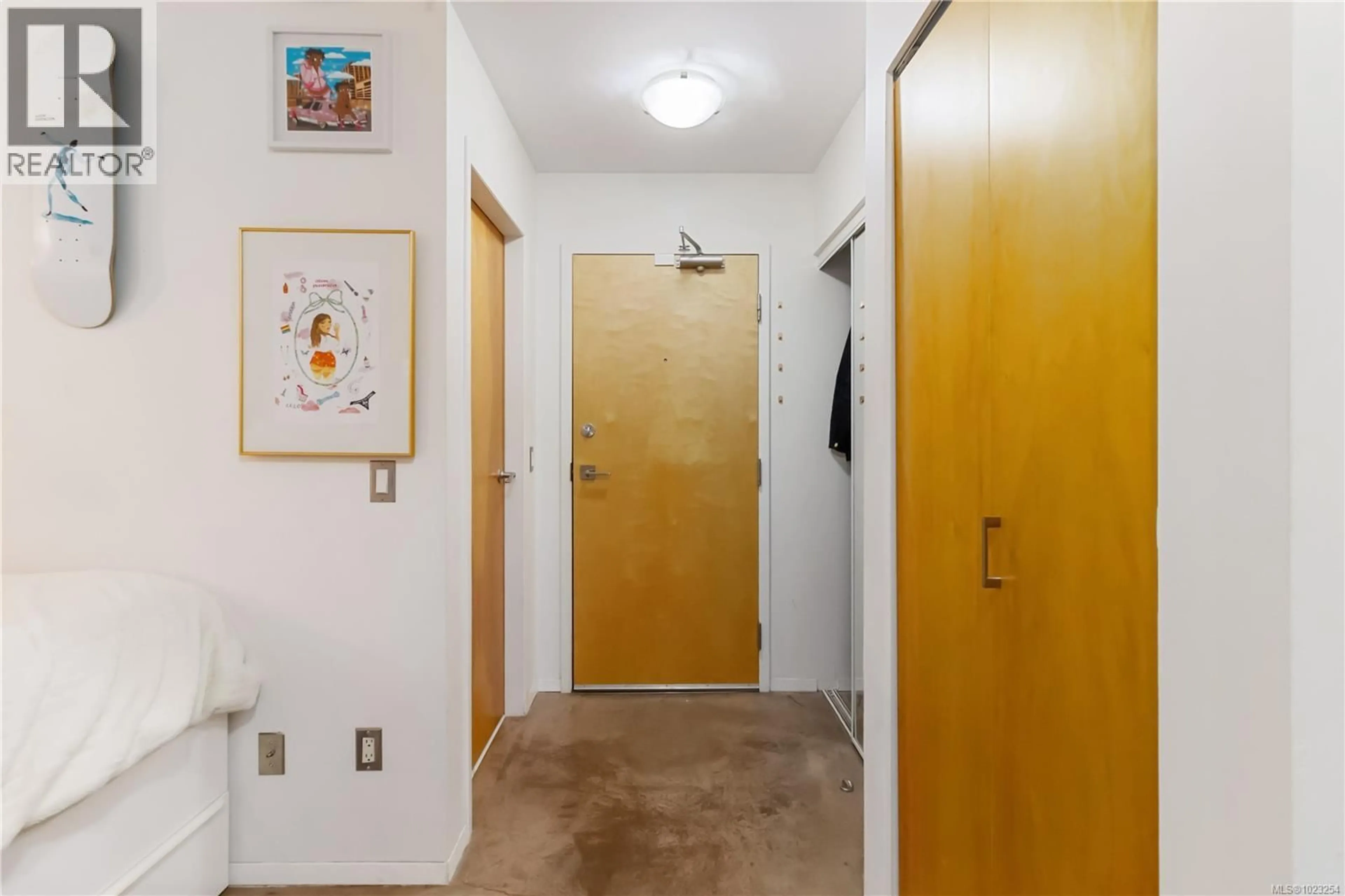 Indoor entryway for 301 - 932 JOHNSON STREET, Victoria British Columbia V8V3N4