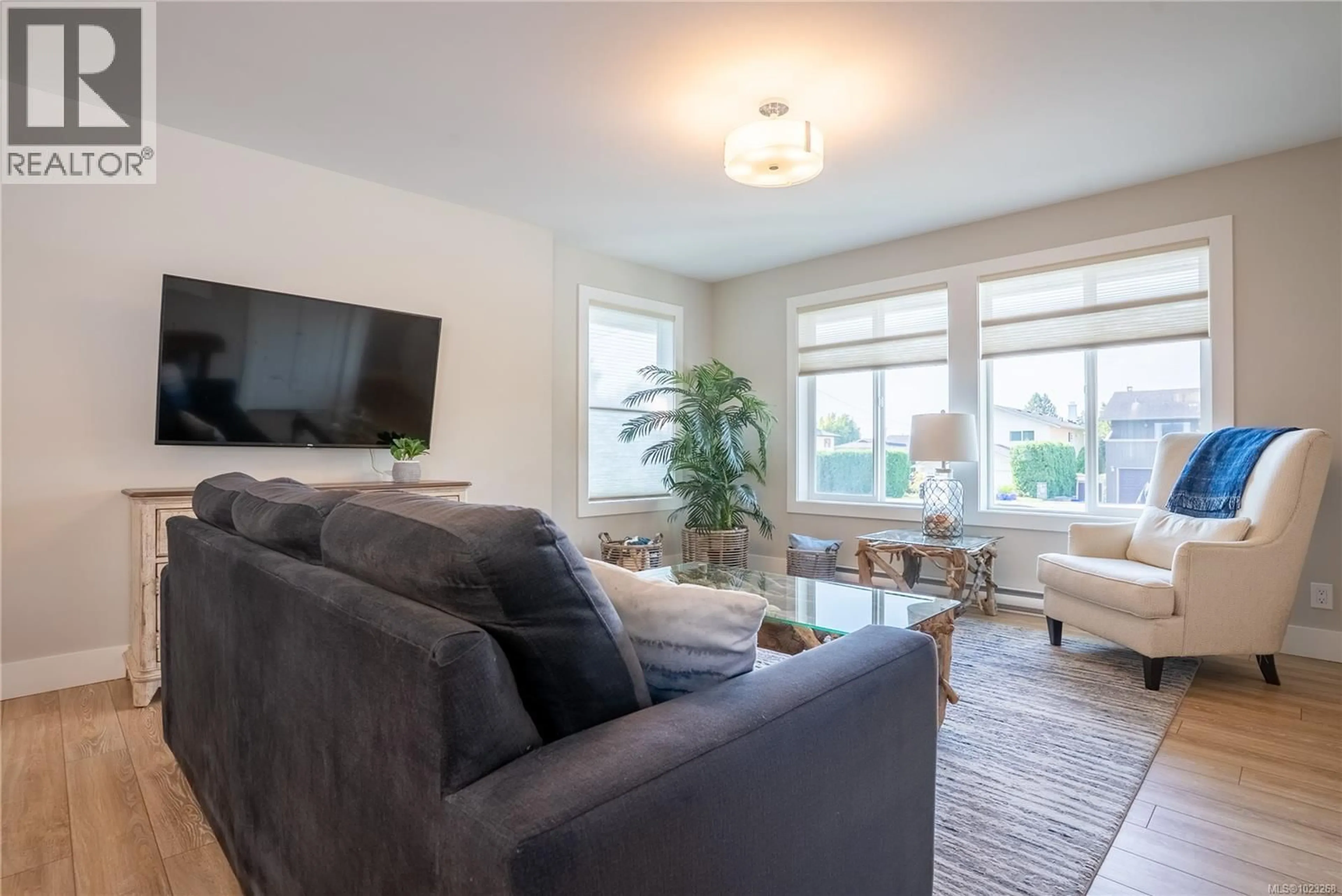 Living room with furniture, unknown for 812 MANN AVENUE, Saanich British Columbia V8Z3C4