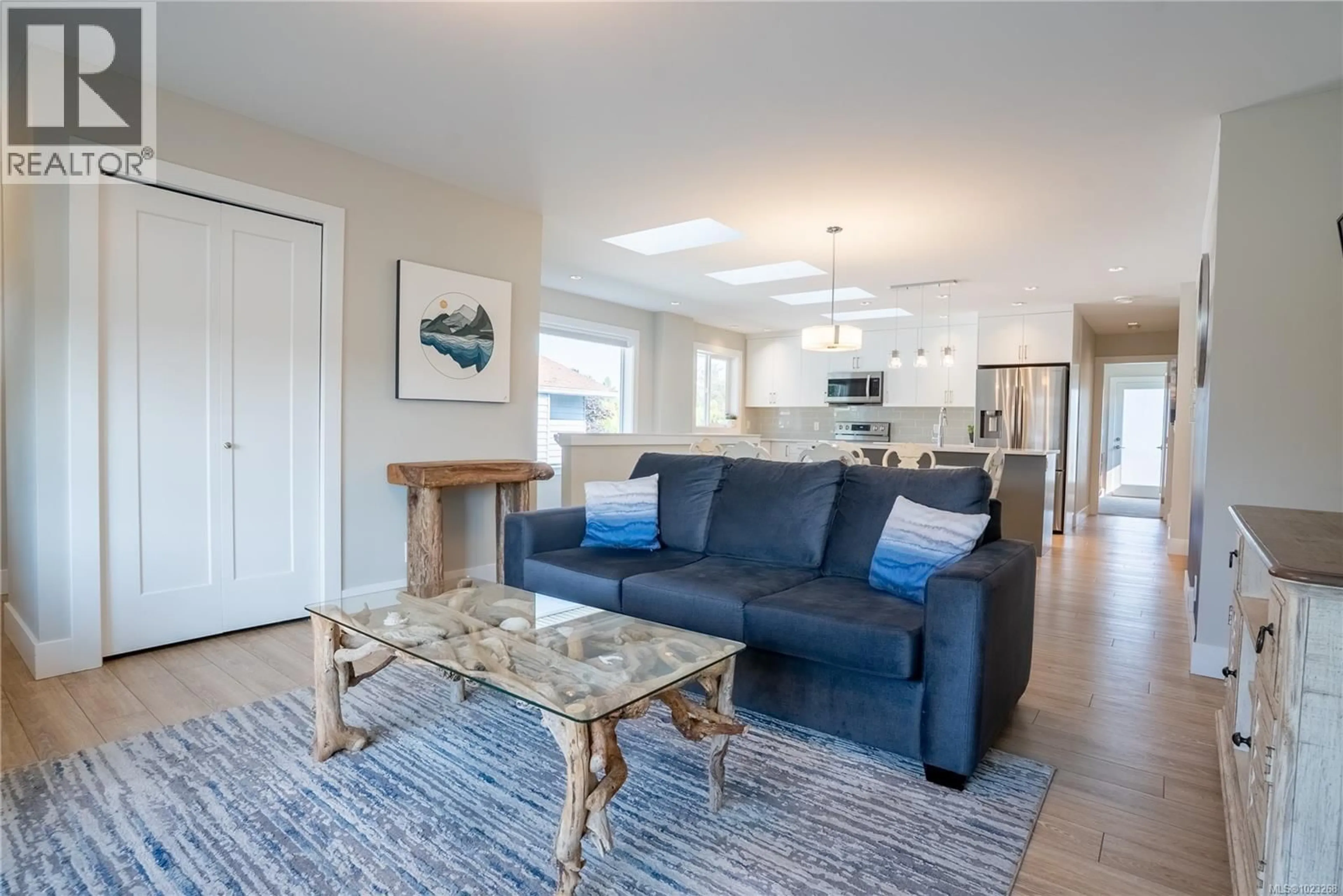 Living room with furniture, unknown for 812 MANN AVENUE, Saanich British Columbia V8Z3C4