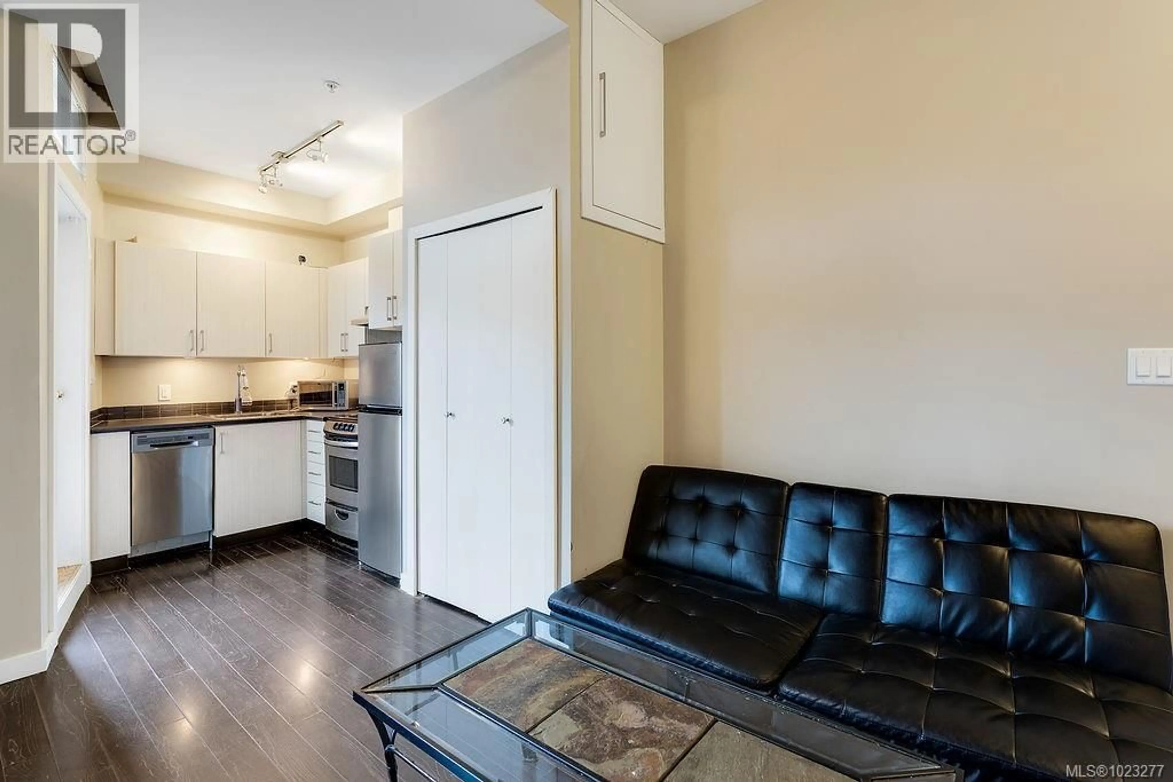 A pic of a room for 305 - 1121 FORT STREET, Victoria British Columbia V8V3K9