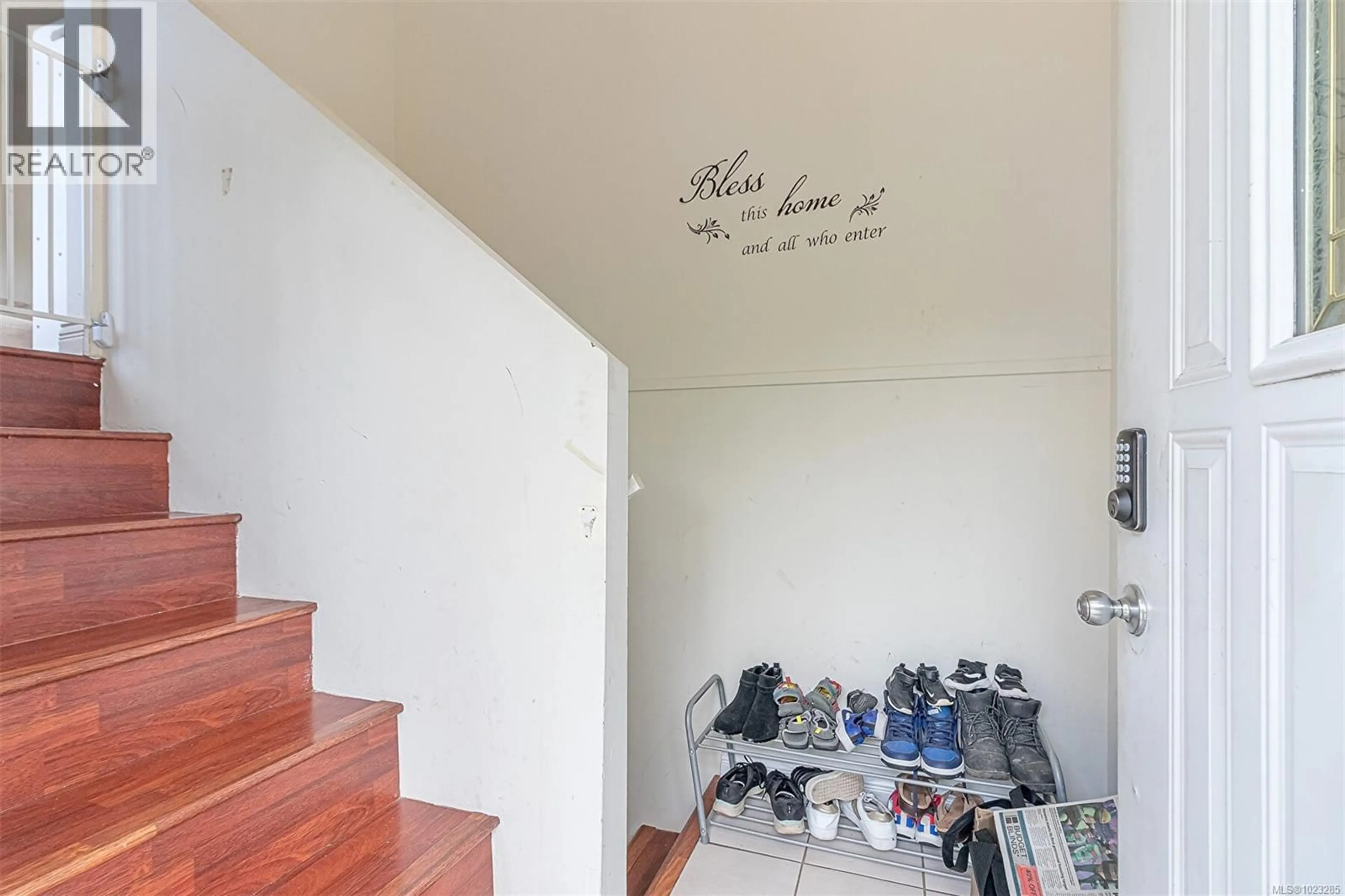 Indoor foyer for 546 WAKESIAH AVENUE, Nanaimo British Columbia V9R3L1